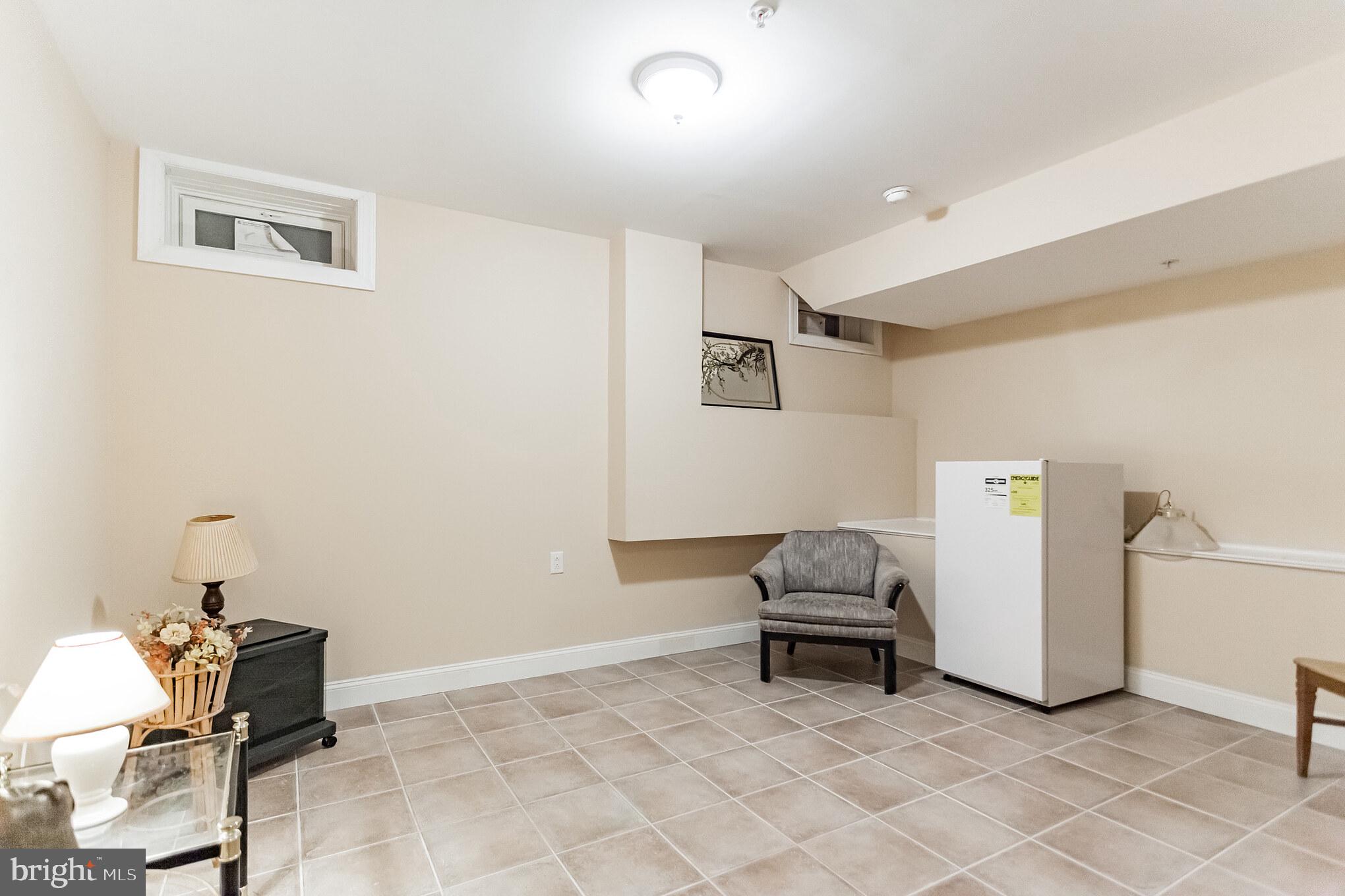 QUEEN VILLAGE - Residential