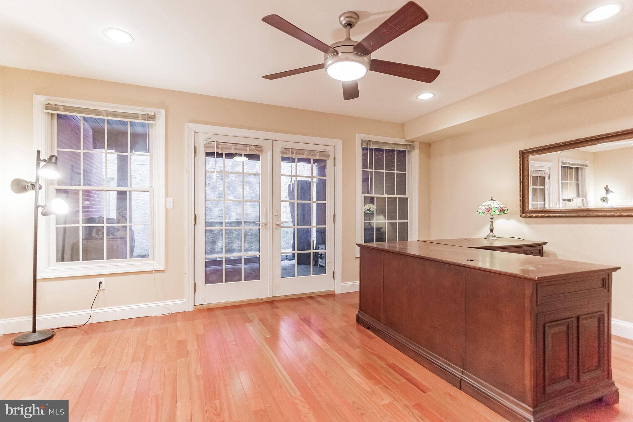 QUEEN VILLAGE - Residential