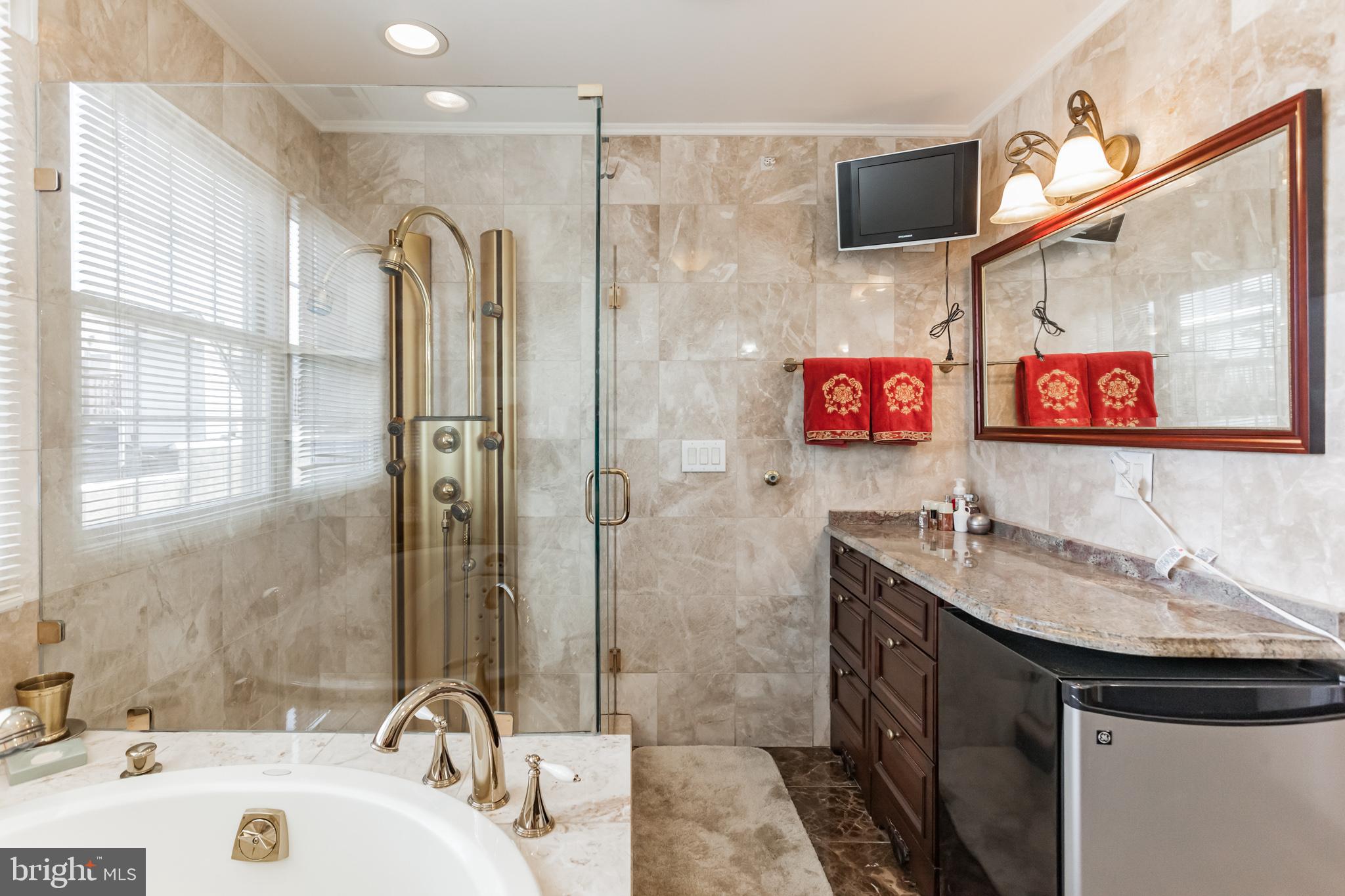 QUEEN VILLAGE - Residential