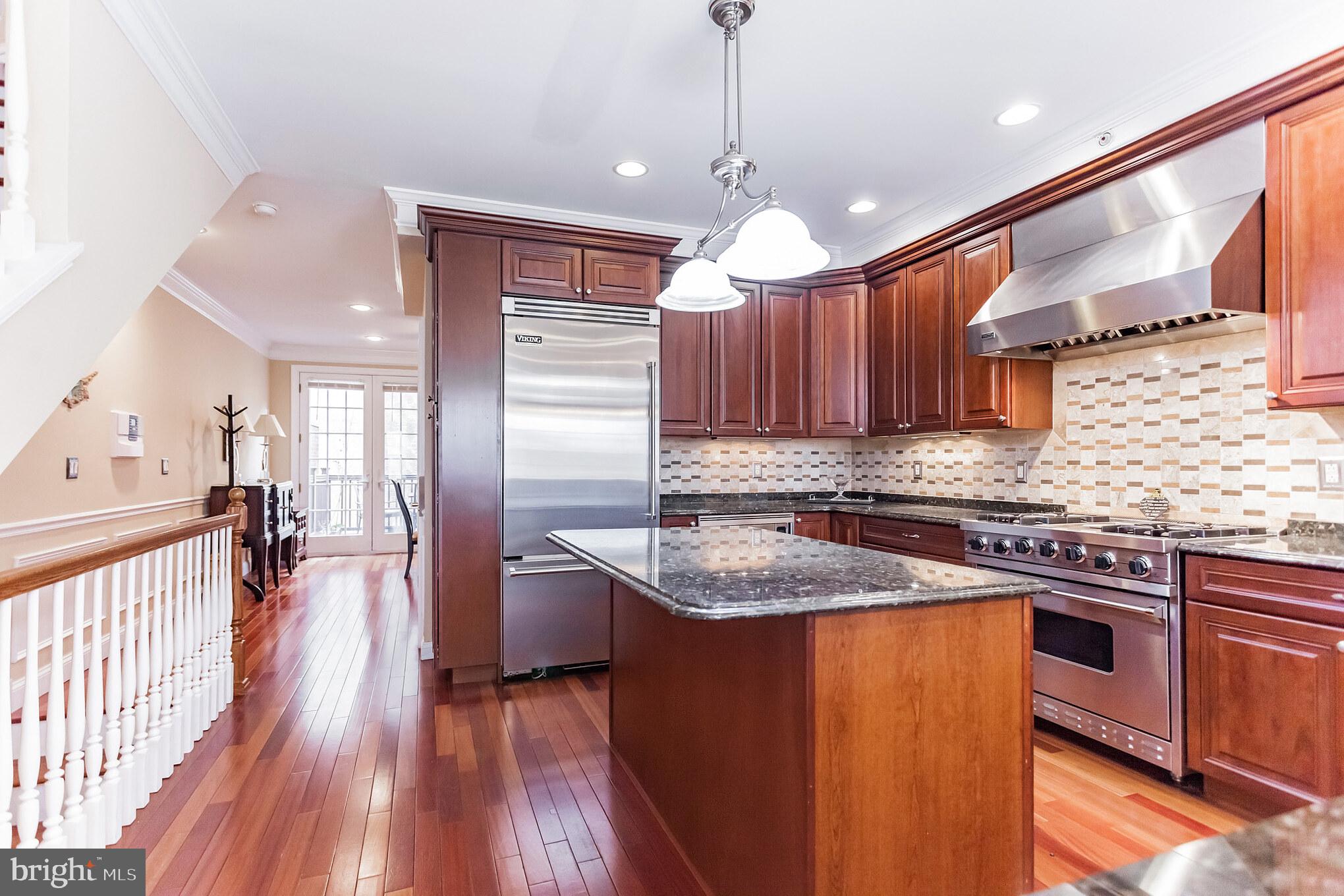 QUEEN VILLAGE - Residential