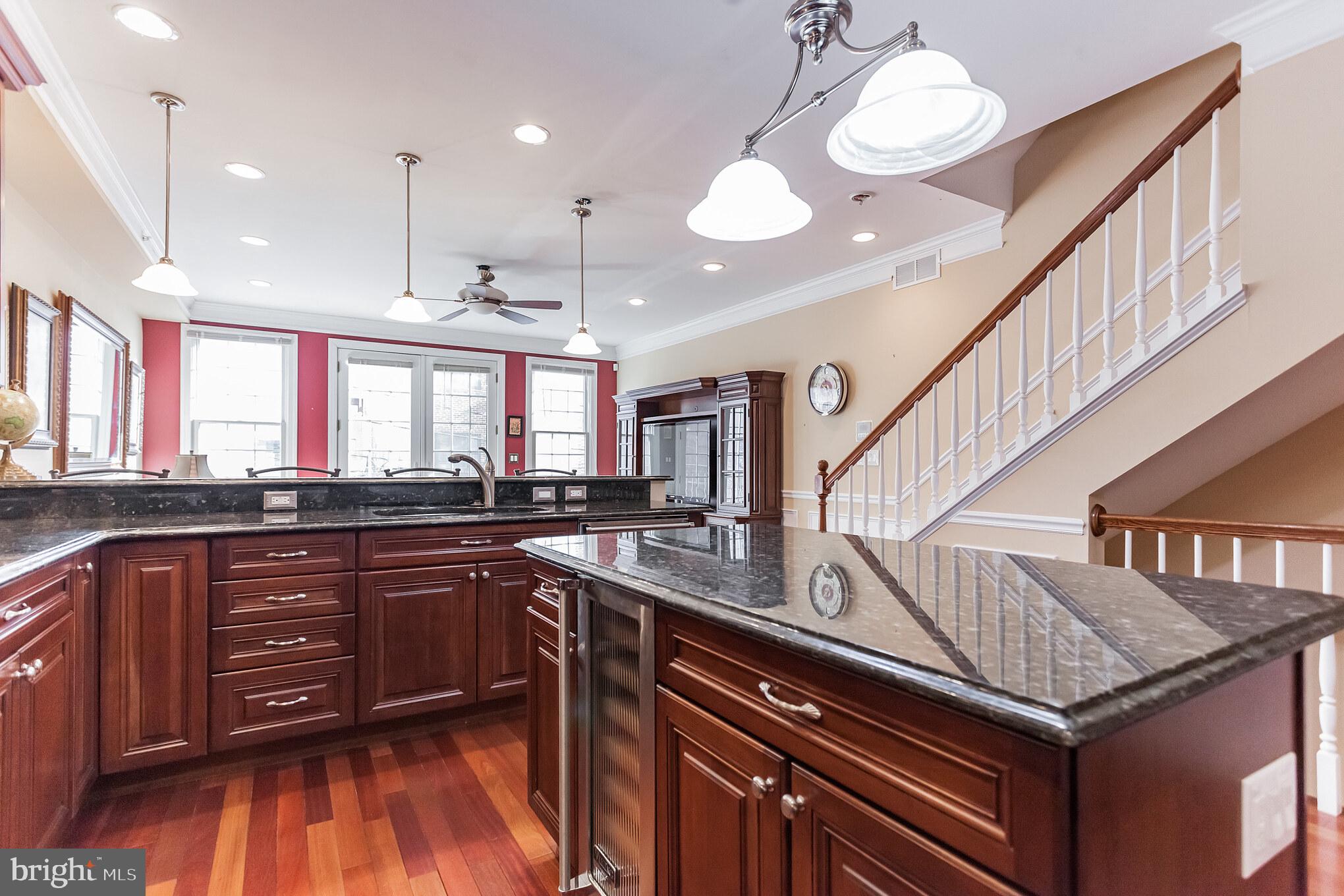 QUEEN VILLAGE - Residential