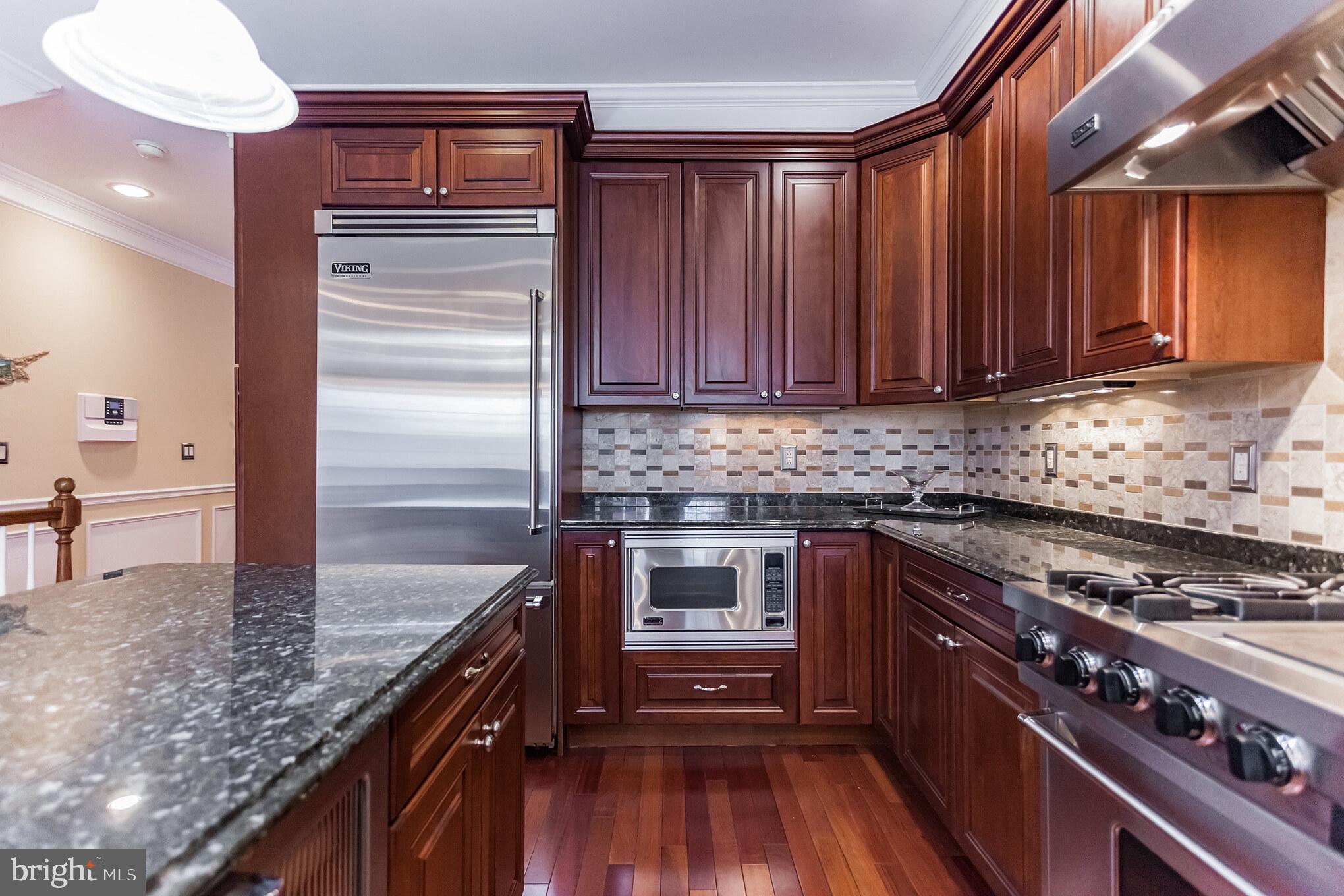 QUEEN VILLAGE - Residential