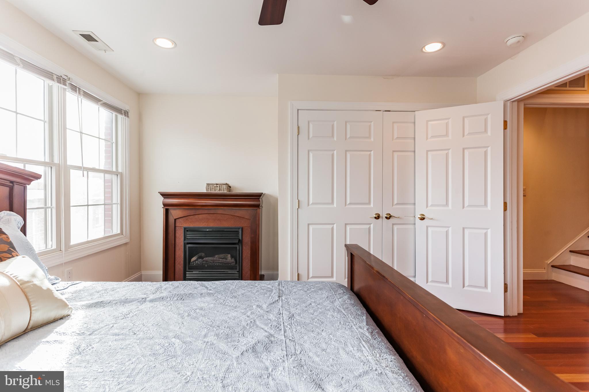 QUEEN VILLAGE - Residential