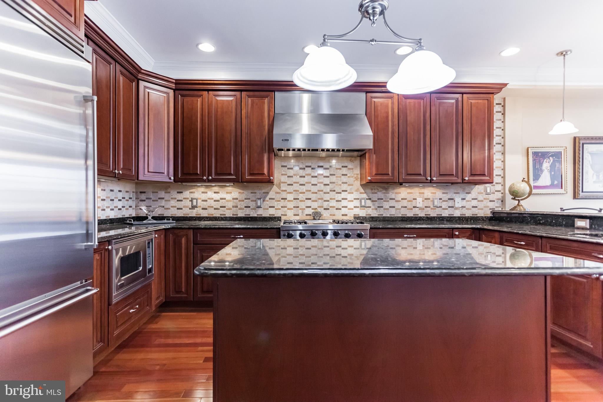 QUEEN VILLAGE - Residential