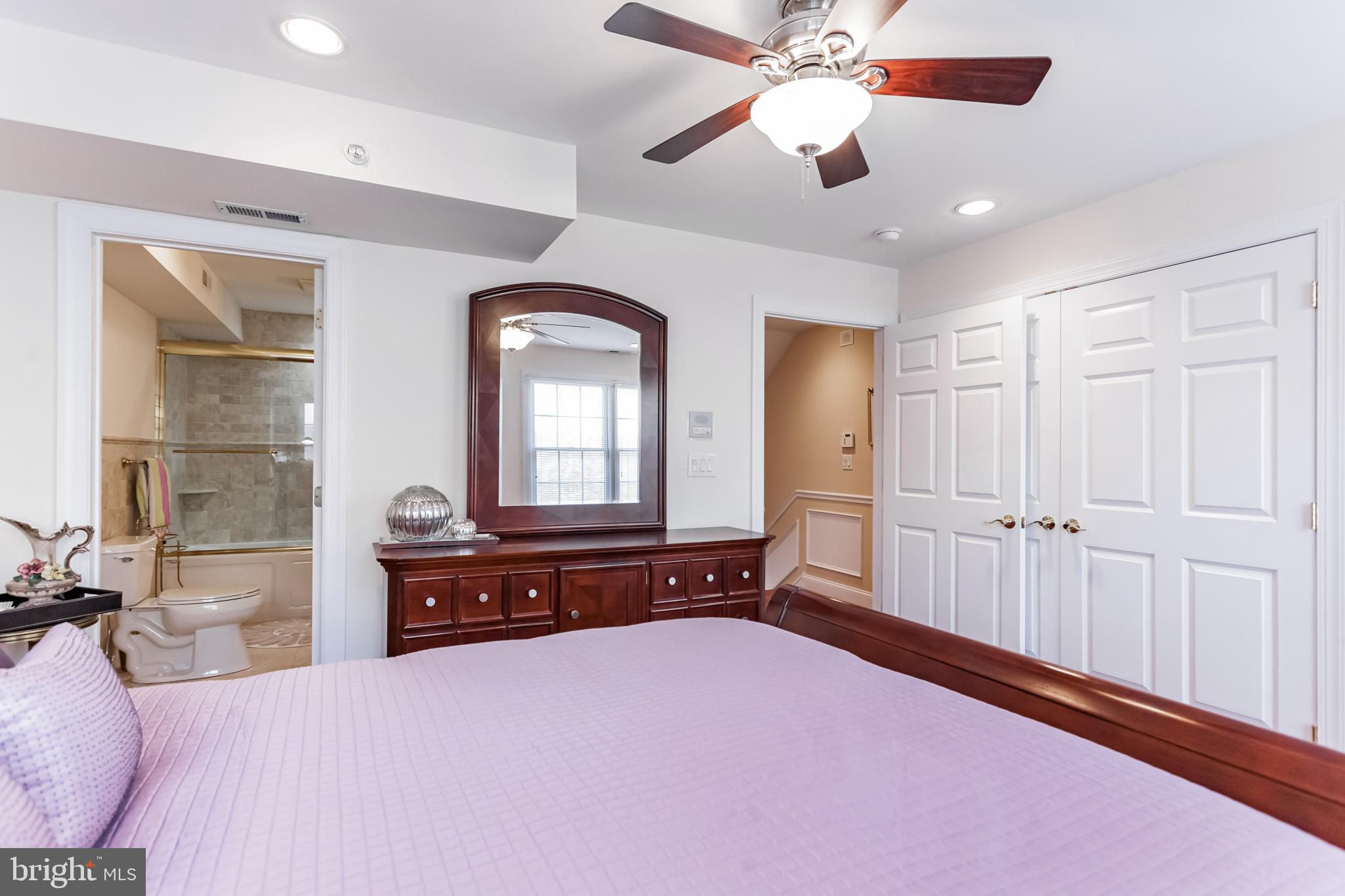 QUEEN VILLAGE - Residential