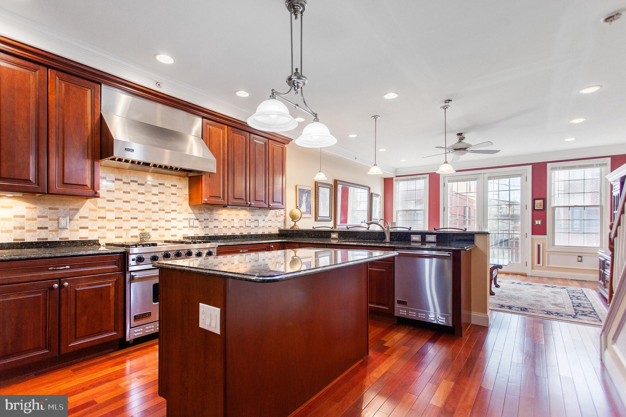 QUEEN VILLAGE - Residential