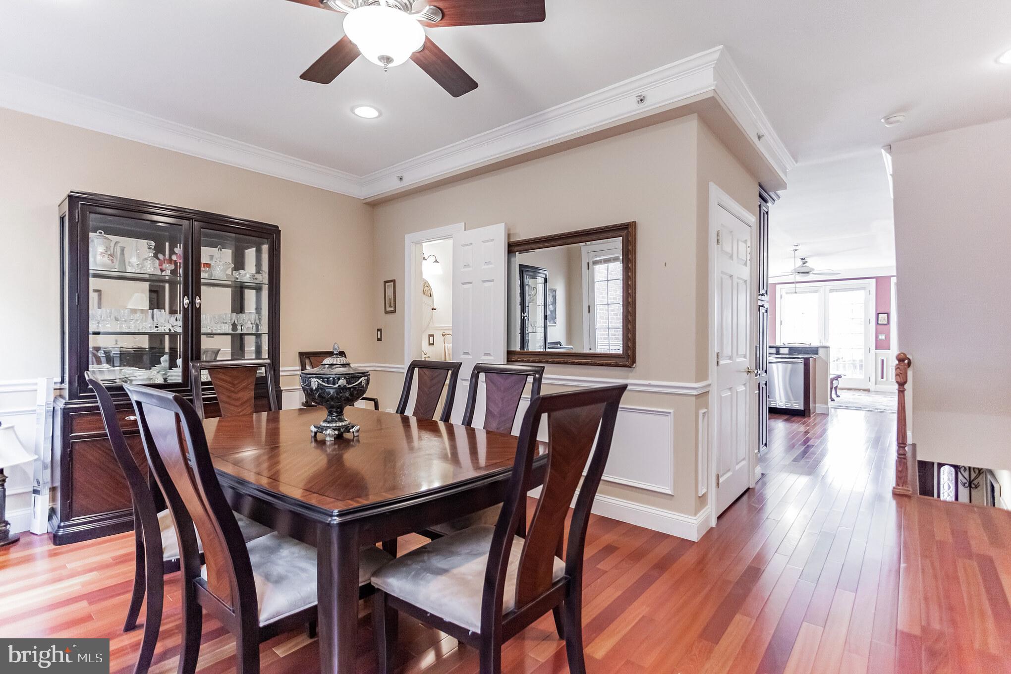 QUEEN VILLAGE - Residential