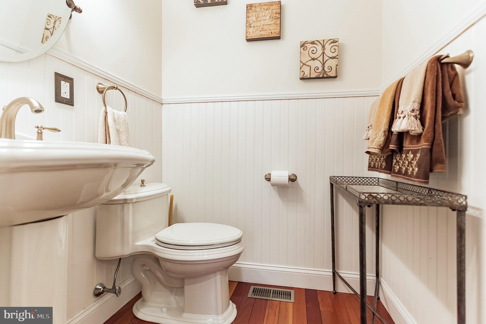 QUEEN VILLAGE - Residential