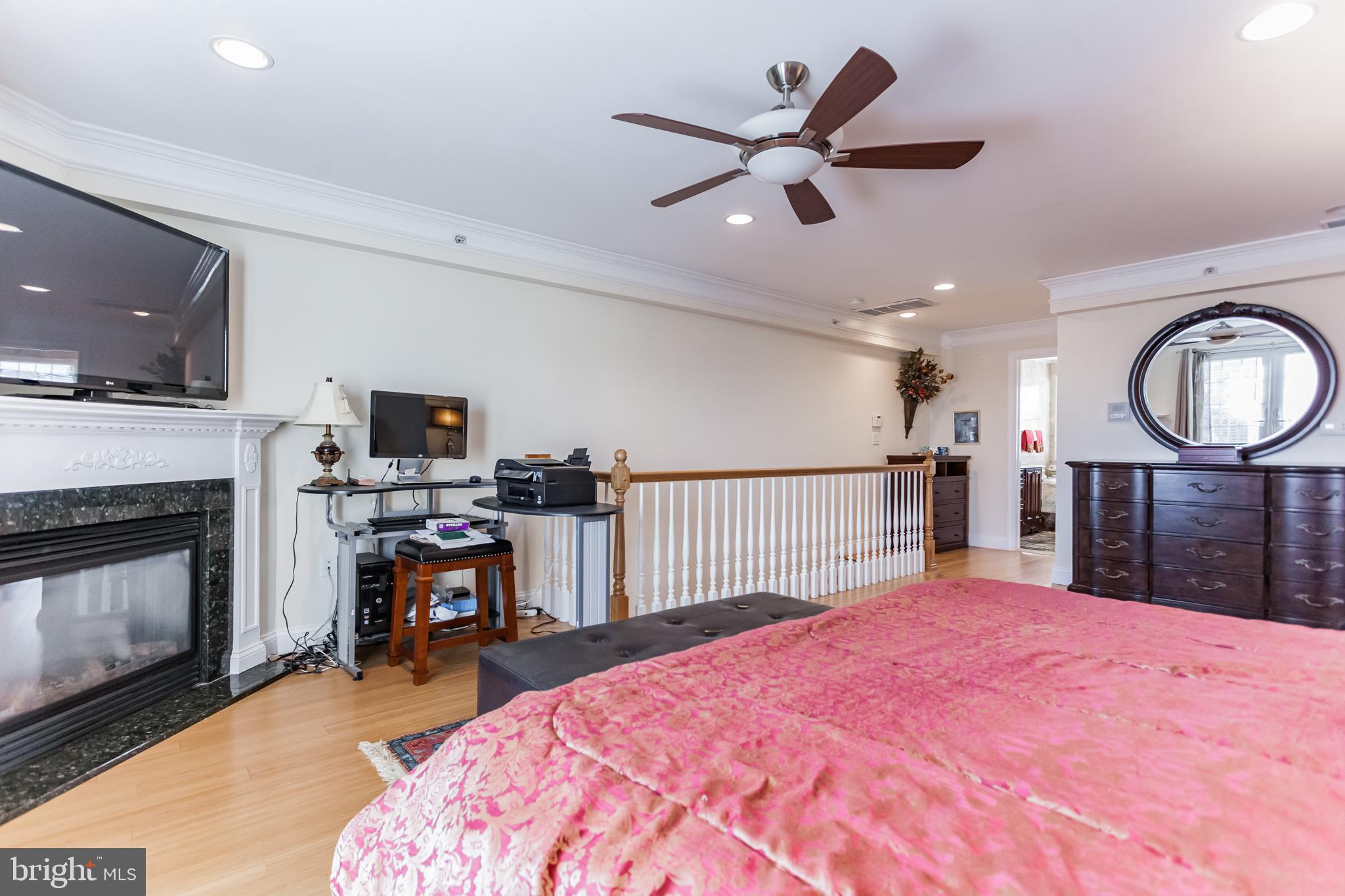 QUEEN VILLAGE - Residential