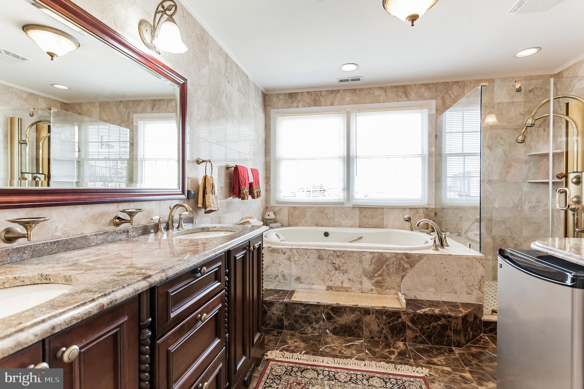 QUEEN VILLAGE - Residential