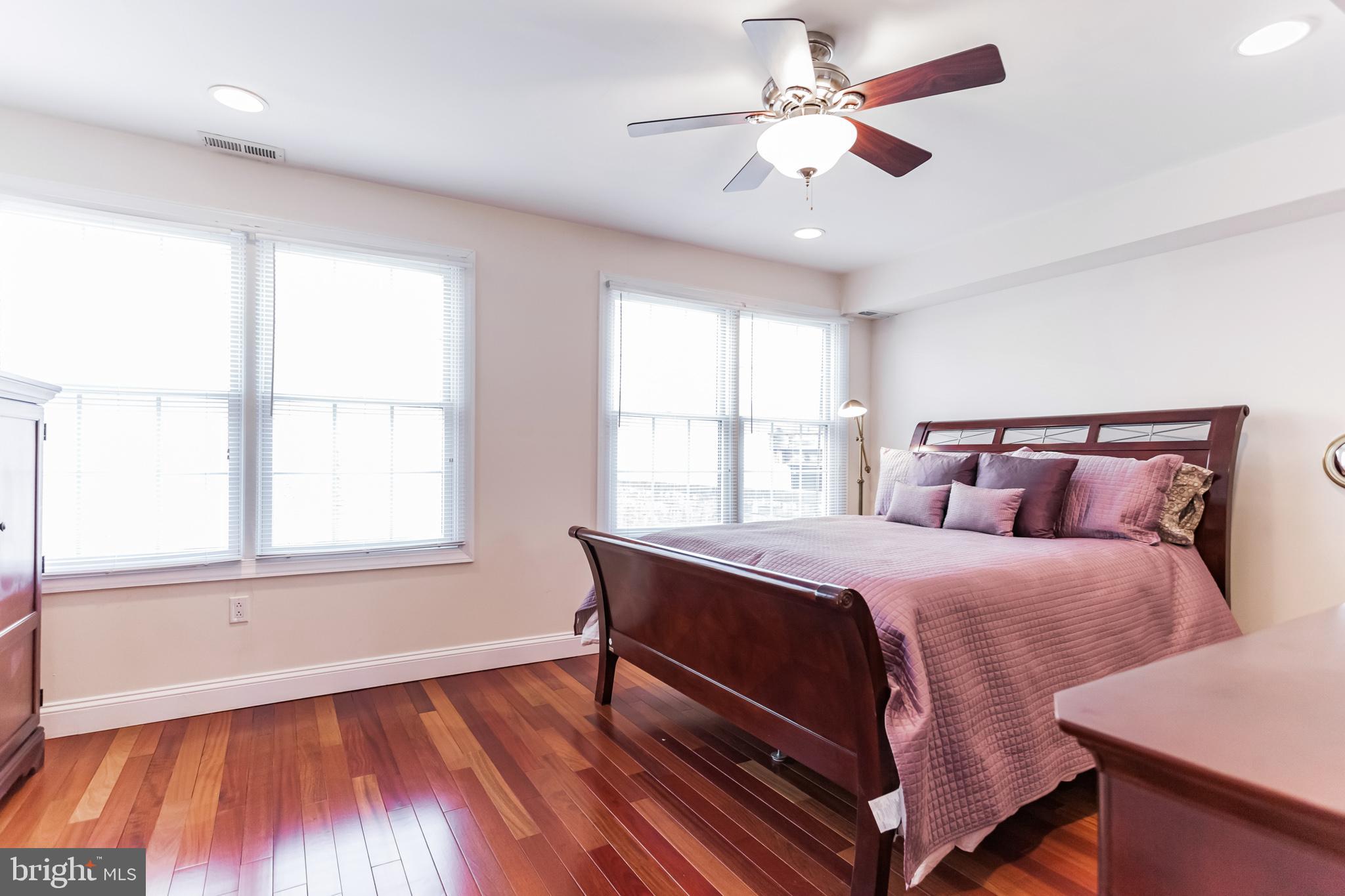 QUEEN VILLAGE - Residential