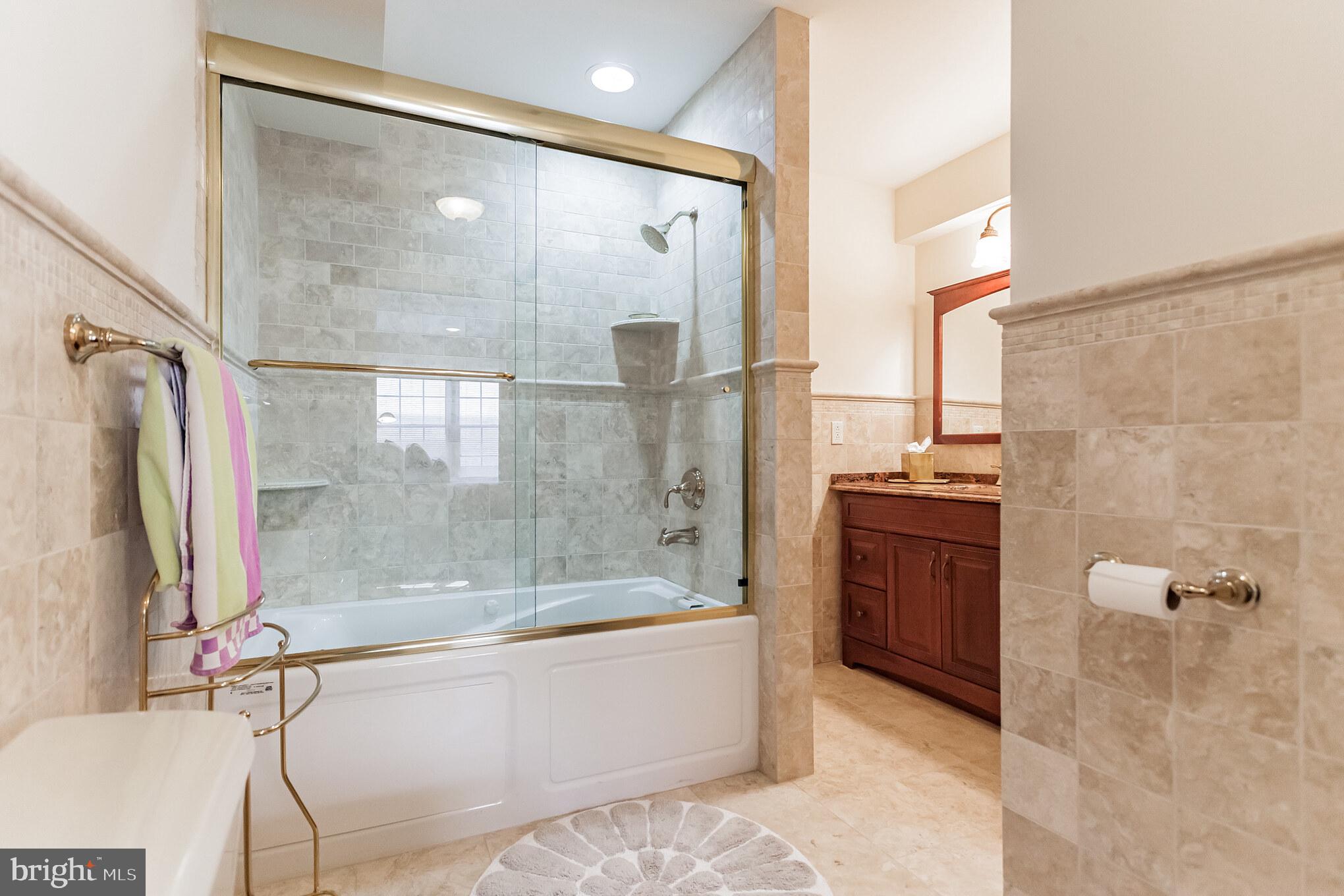 QUEEN VILLAGE - Residential