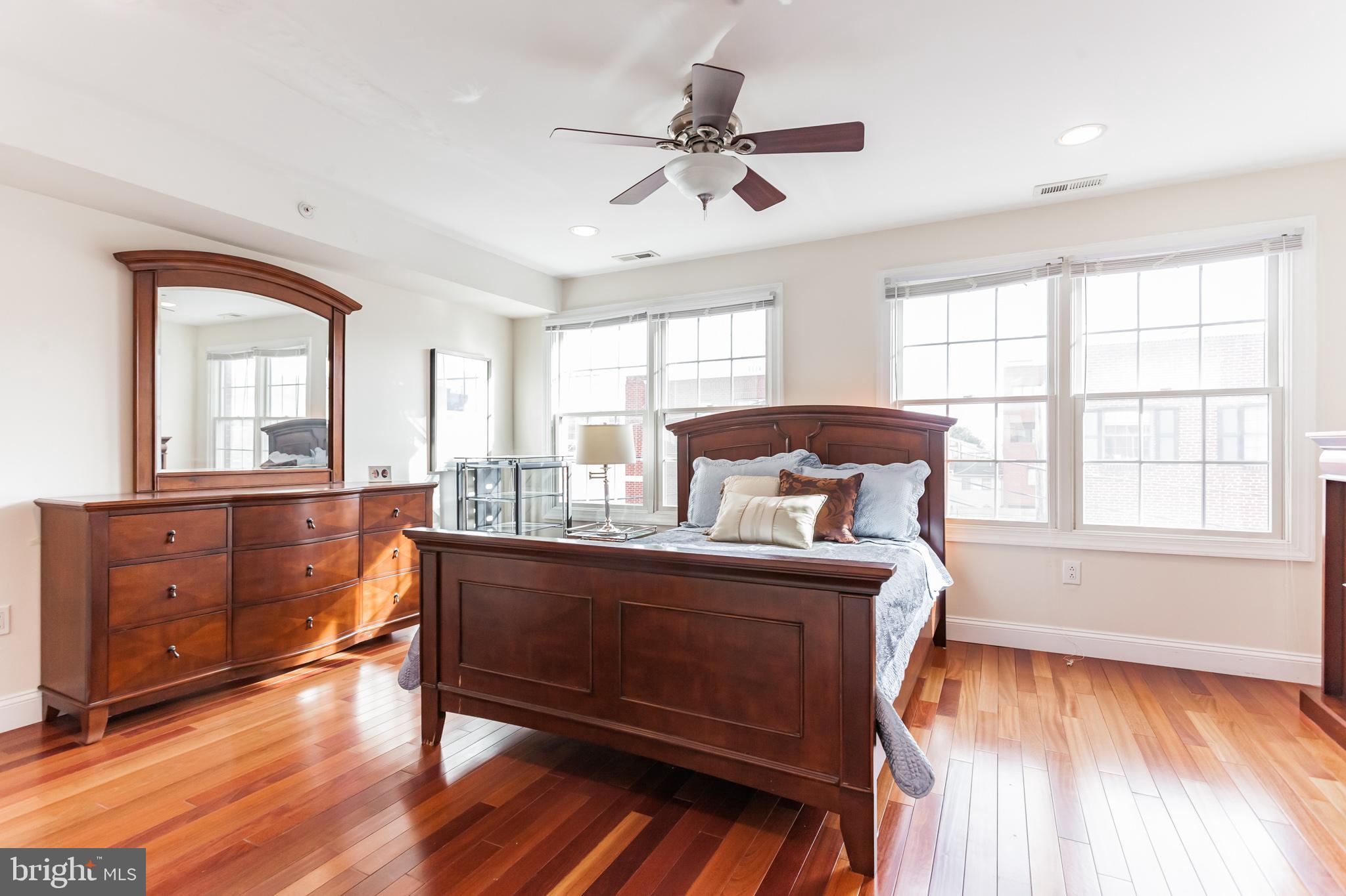 QUEEN VILLAGE - Residential