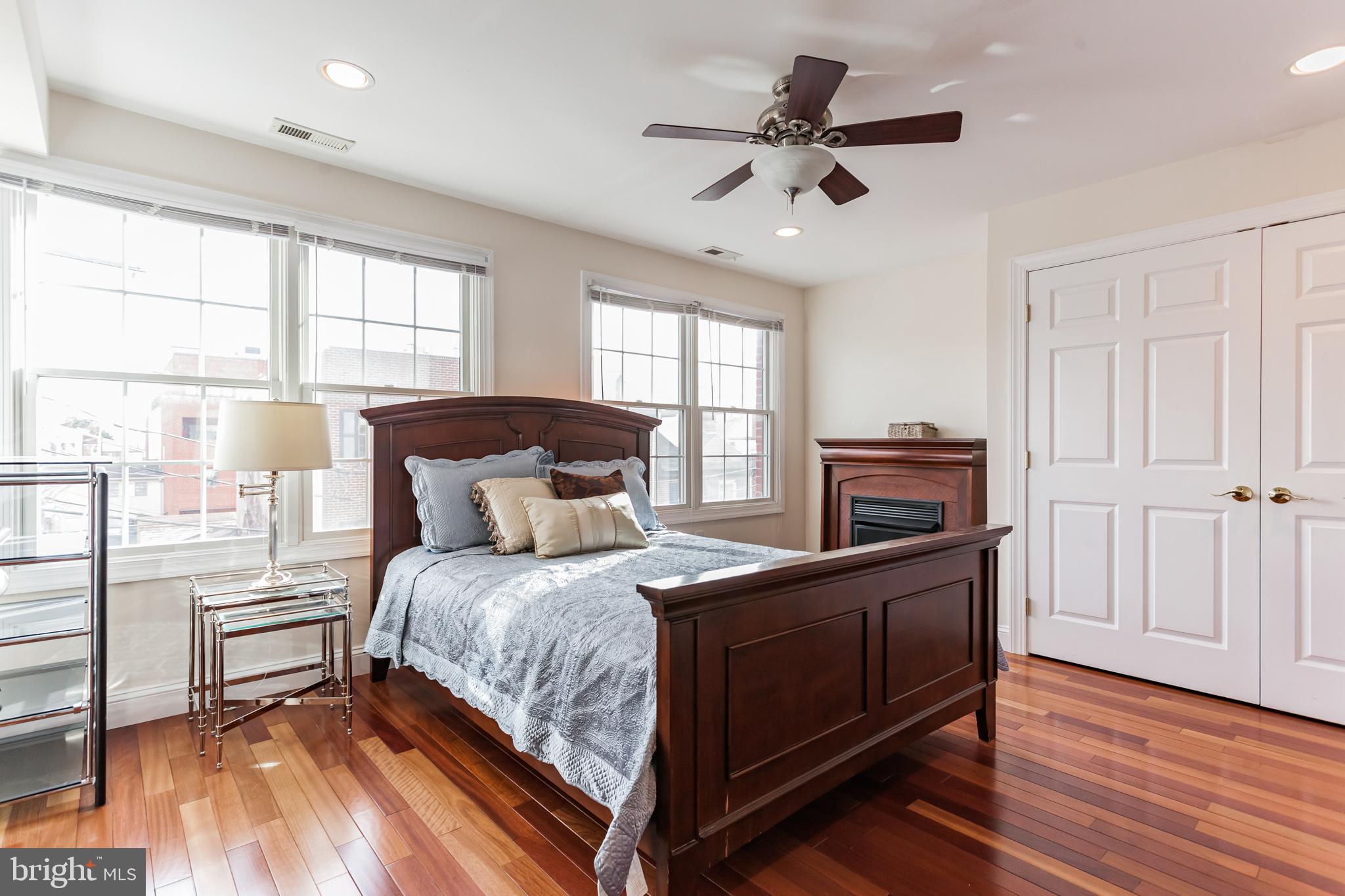 QUEEN VILLAGE - Residential