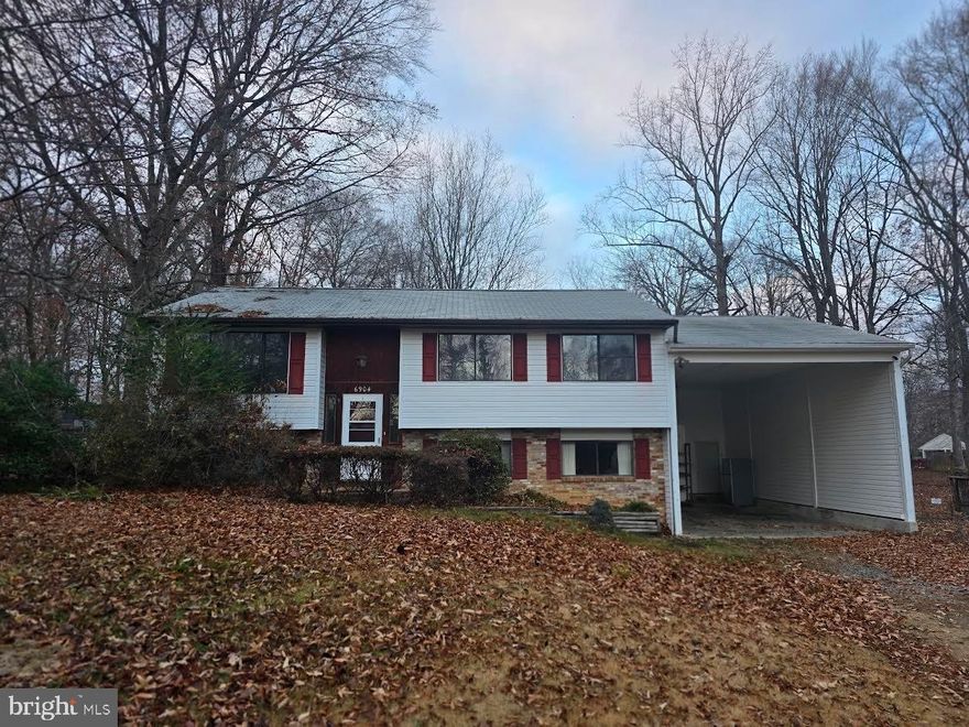 Welcome to 6904 Wild Turkey Dr, Spotsylvania, VA! This beautifully maintained split-level home offers 4 spacious bedrooms and 2 full bathrooms, making it perfect for families or those who love to entertain. The inviting layout boasts a comfortable living space with abundant natural light, complemented by a generously sized deck, ideal for relaxing or hosting gatherings.
Nestled in a prime location, this home is just minutes away from shopping plazas, Spotsylvania Regional Medical Center, and essential amenities like the Spotsylvania County Fire Department. With convenience and charm, this property is an exceptional opportunity for anyone looking to enjoy the best of suburban living while staying close to everything you need. Don’t miss out—schedule your showing today!