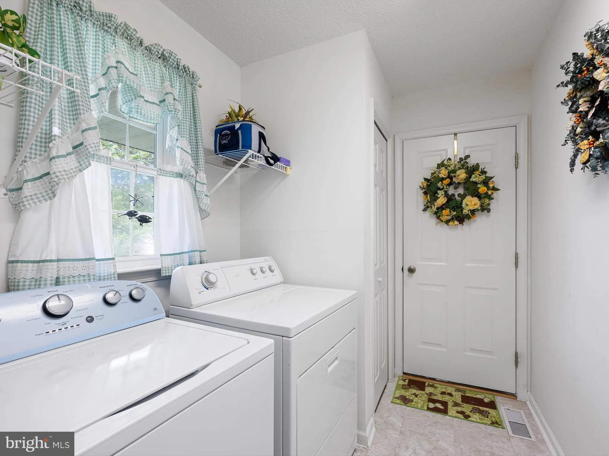 Ocean View, Delaware 19970, United States, 3 Bedrooms Bedrooms, ,2 BathroomsBathrooms,Residential,Contingent,125990