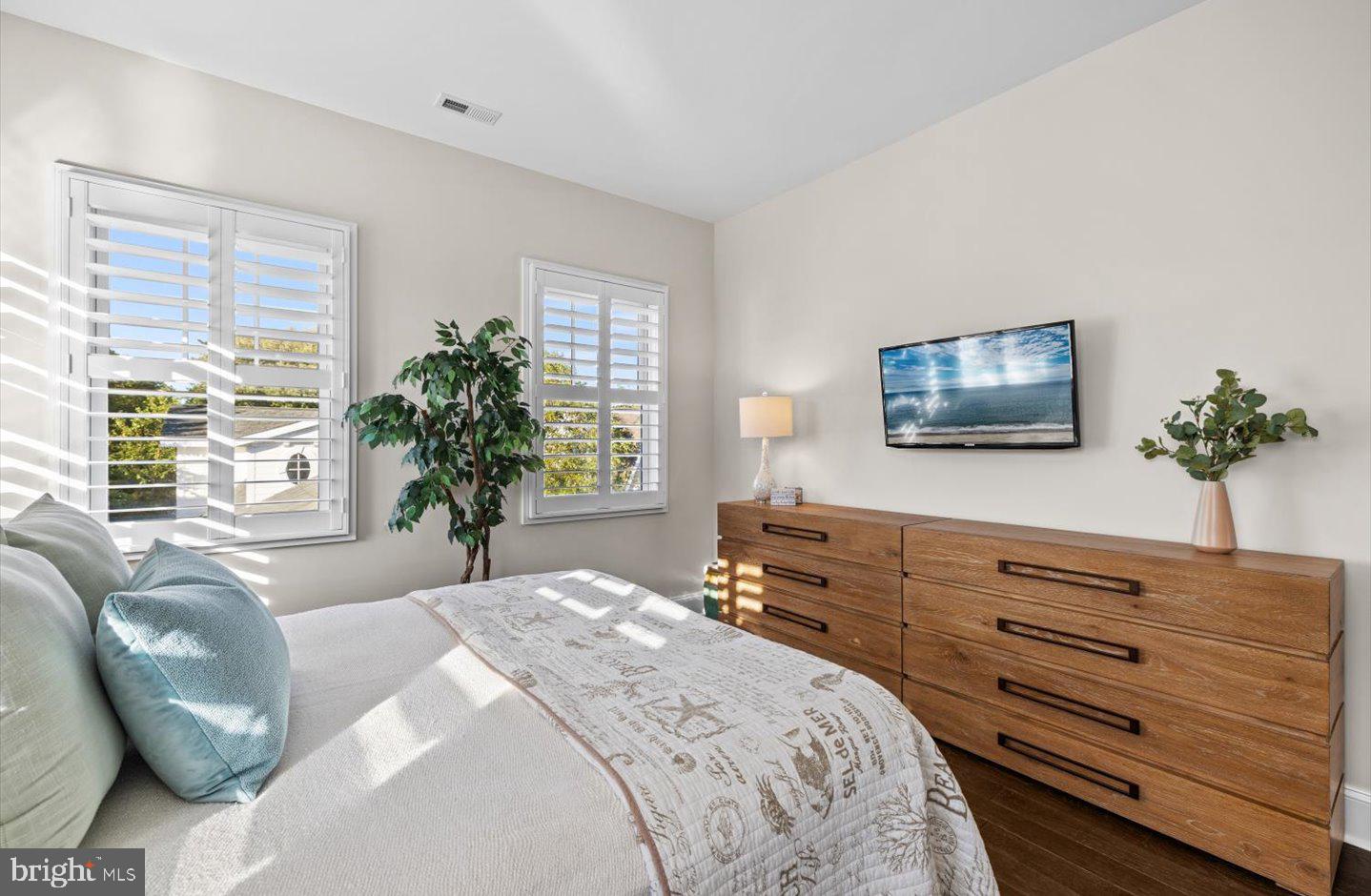 SILVER LAKE SHORES - Residential