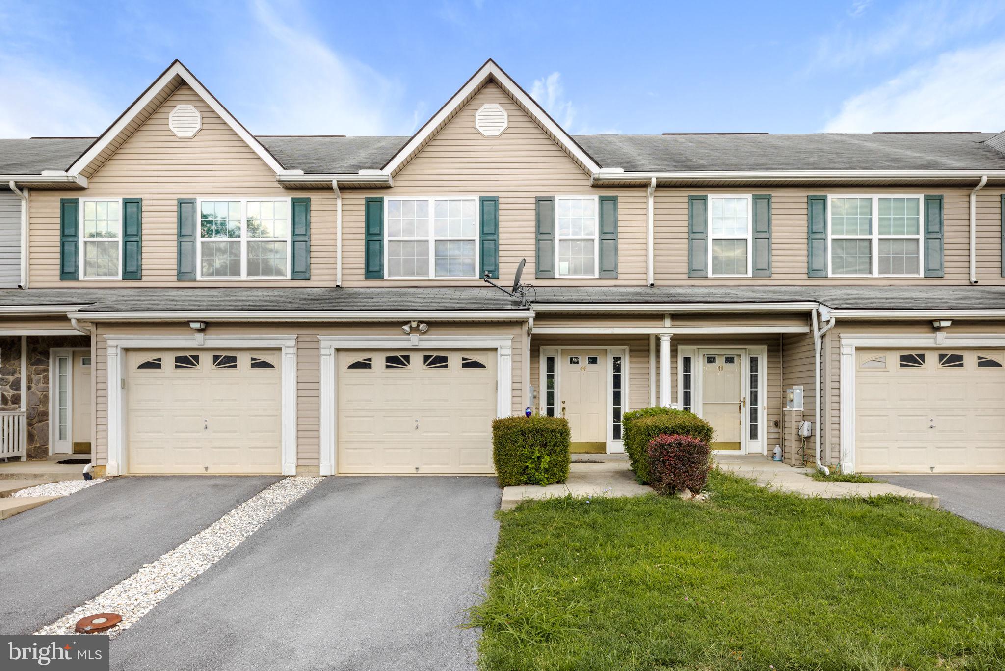 THE TOWNES OF RIDGEWAY - Residential