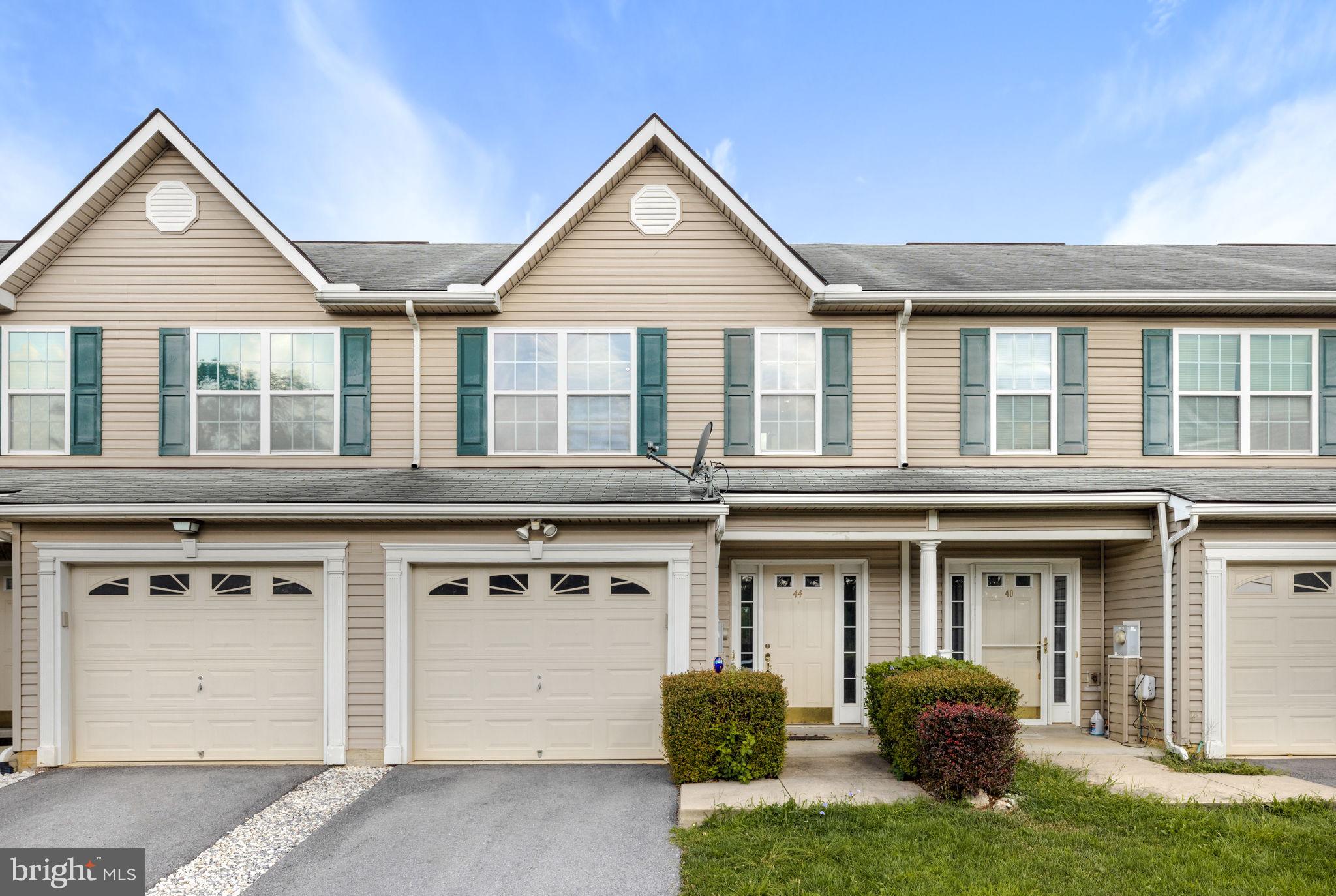 THE TOWNES OF RIDGEWAY - Residential