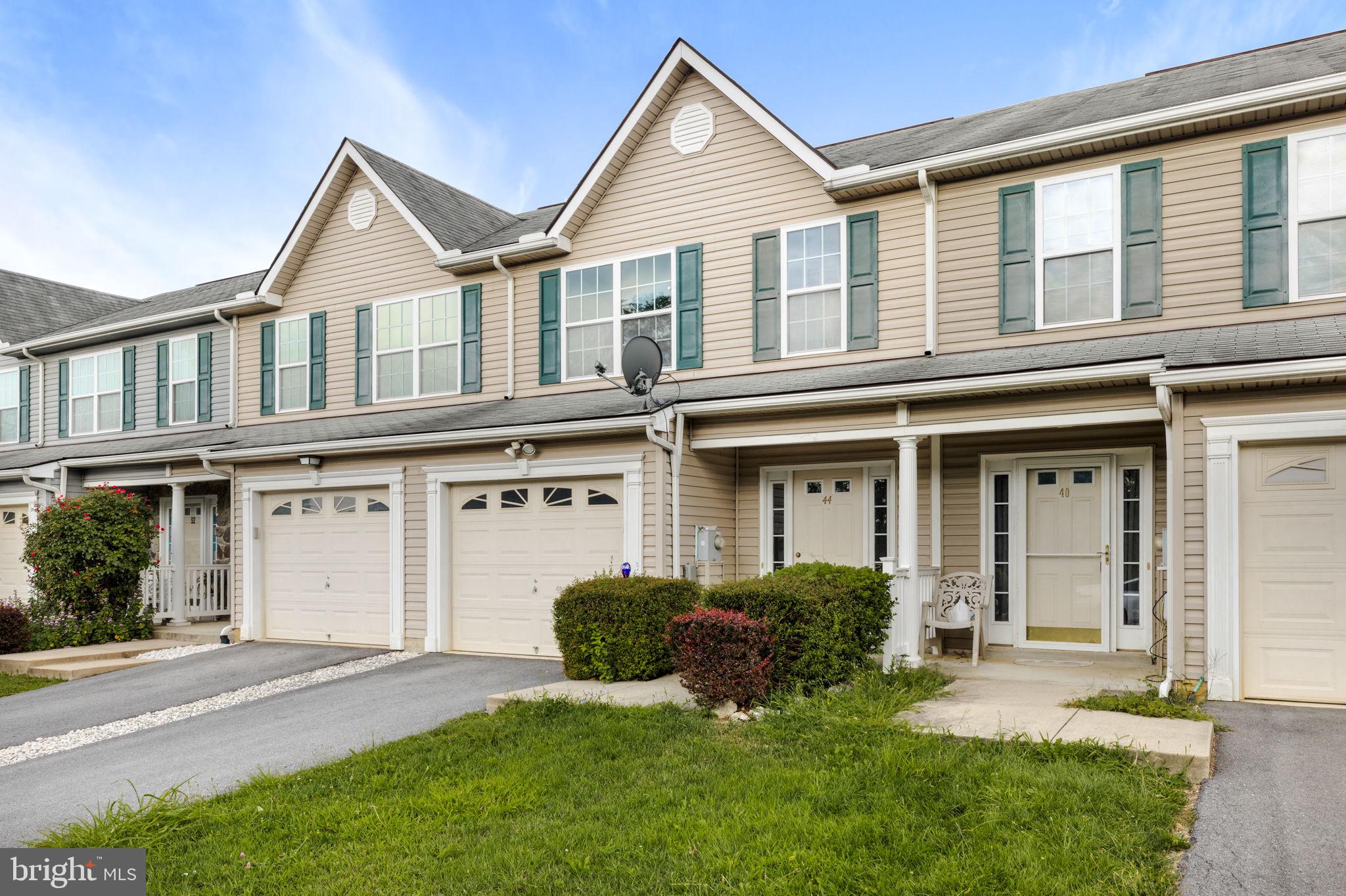 THE TOWNES OF RIDGEWAY - Residential