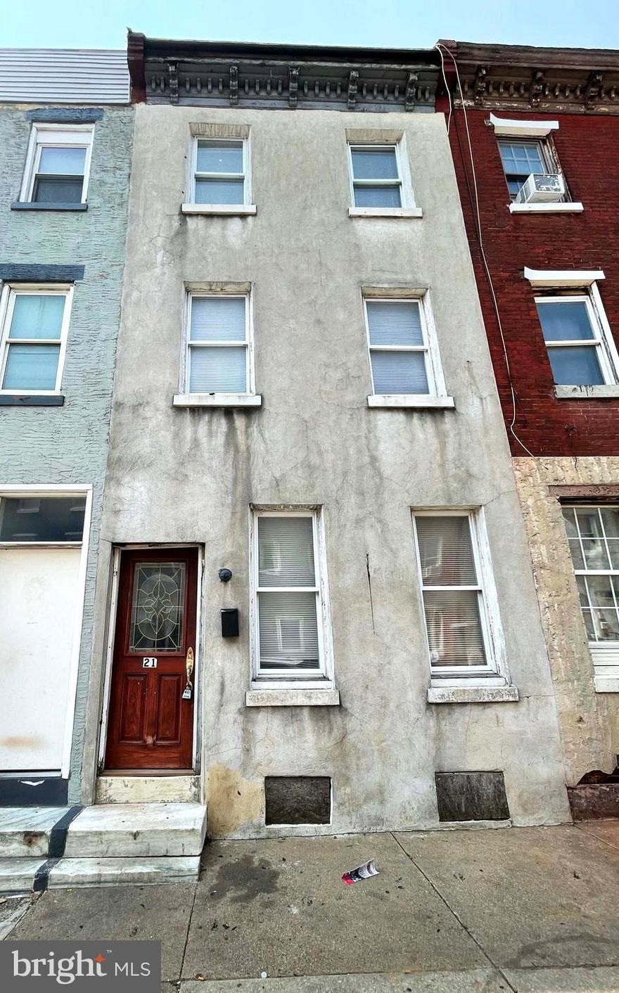 🚧ATTENTION INVESTORS !!!🏗️Here’s your chance to get in on a prime opportunity in the up-and-coming Fairhill neighborhood. This three-story shell offers tremendous potential for those with a vision. Featuring 4 bedrooms and 1 bath, it’s ready for a total rehab, giving you the perfect blank canvas to create a unique living space. 👷‍♂️
The spacious layout offers endless possibilities for design, whether you're looking to flip or add to your portfolio. It is one of the few properties that goes from street to street going from Silver st to the street behind on Sterner and is convenient located📍 just a short walk from Huntington train Station  , with easy access to local restaurants, shops, and markets, this home is poised to be a fantastic addition to your real estate strategy. ✨
This property is being sold as-is, so don’t miss out! Come take a look and bring your offer — this one won’t last long! 💵