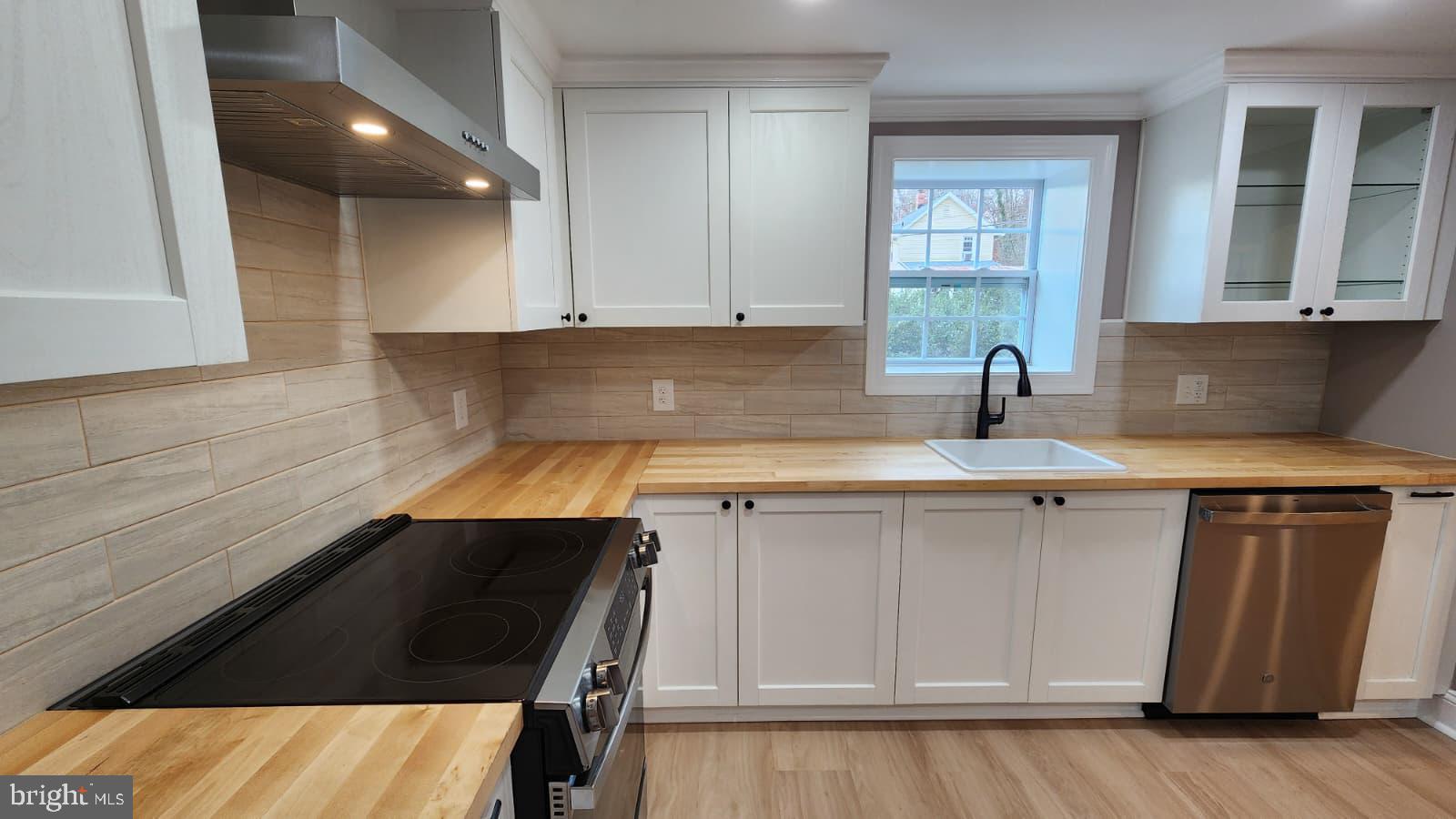 BELOW THE UNIVERSITY - Residential