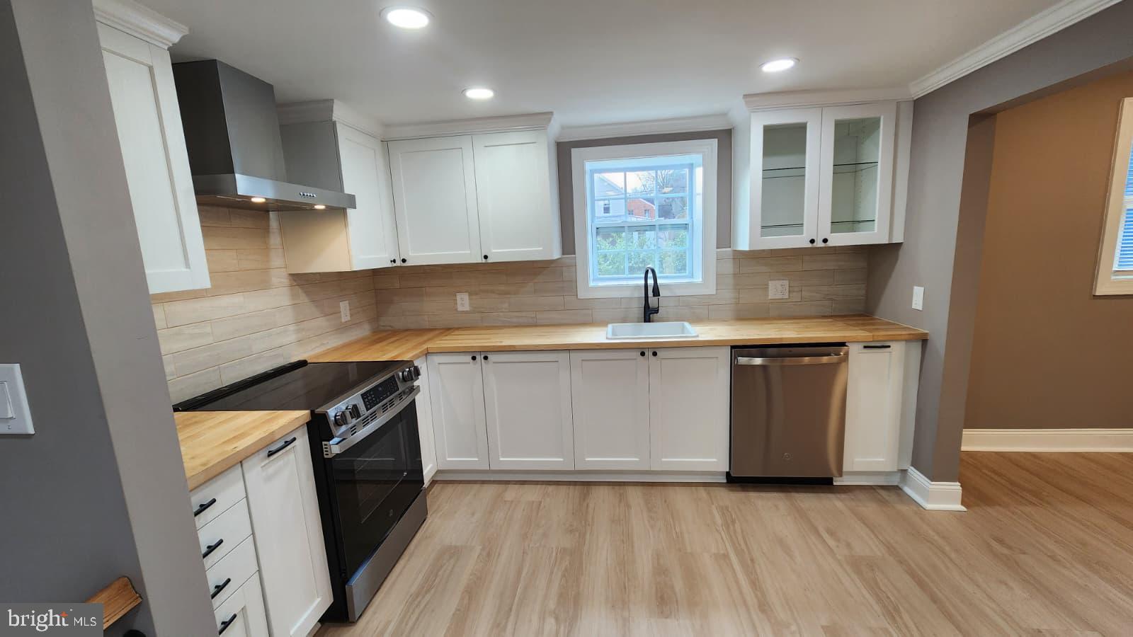 BELOW THE UNIVERSITY - Residential