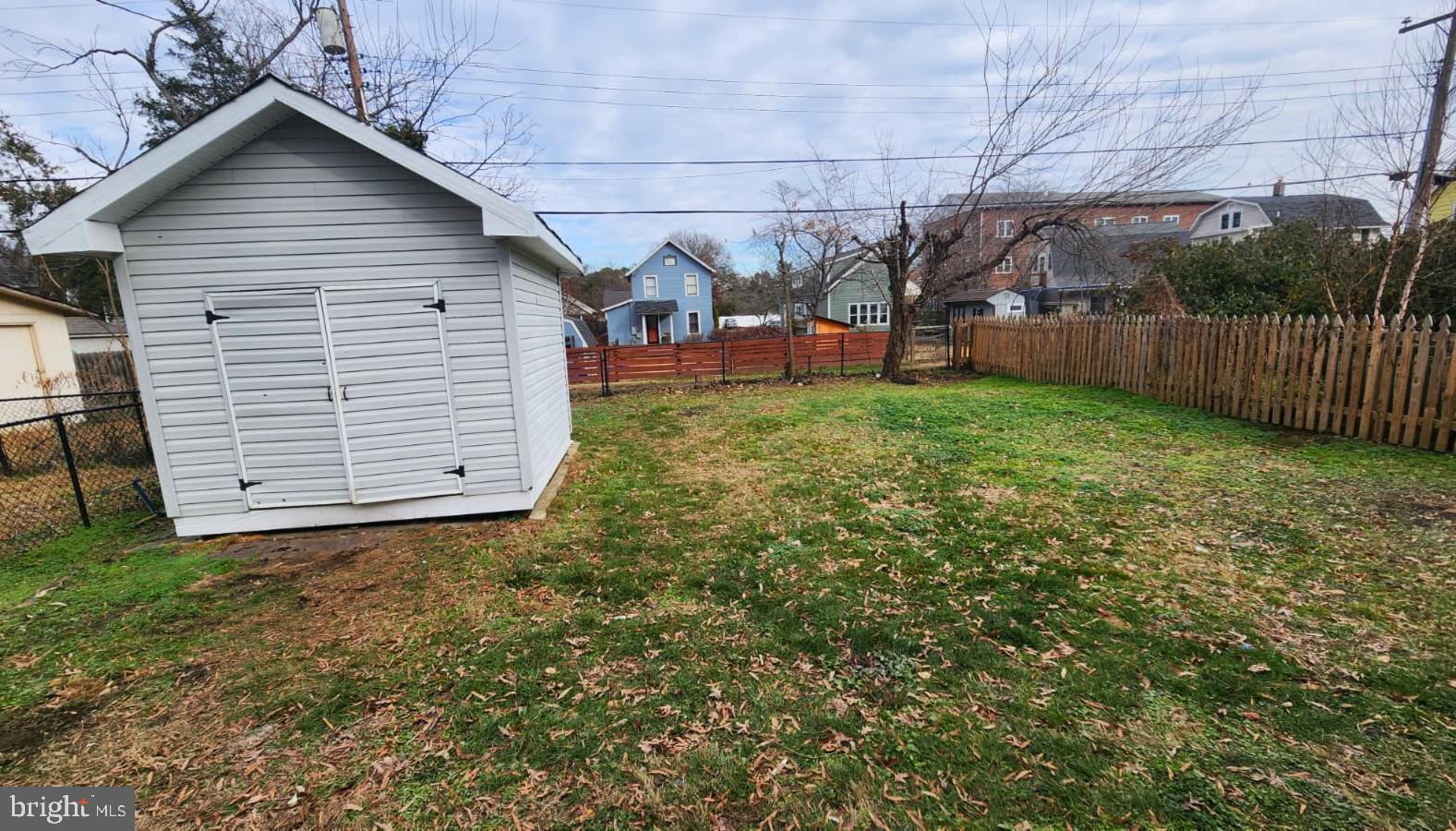 BELOW THE UNIVERSITY - Residential