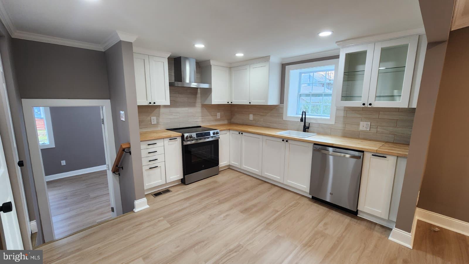 BELOW THE UNIVERSITY - Residential