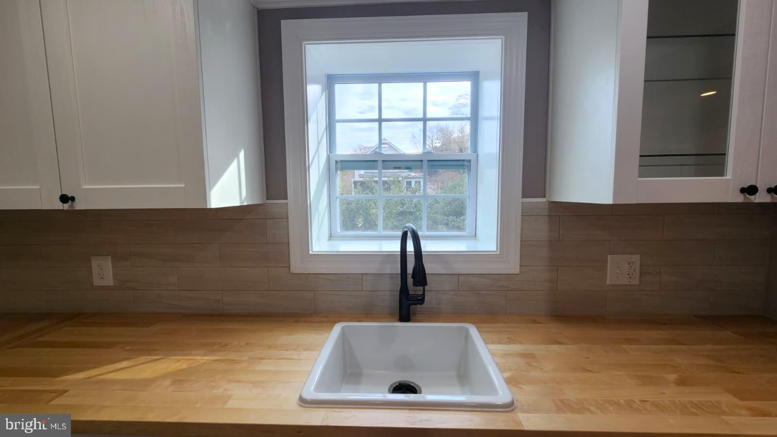 BELOW THE UNIVERSITY - Residential