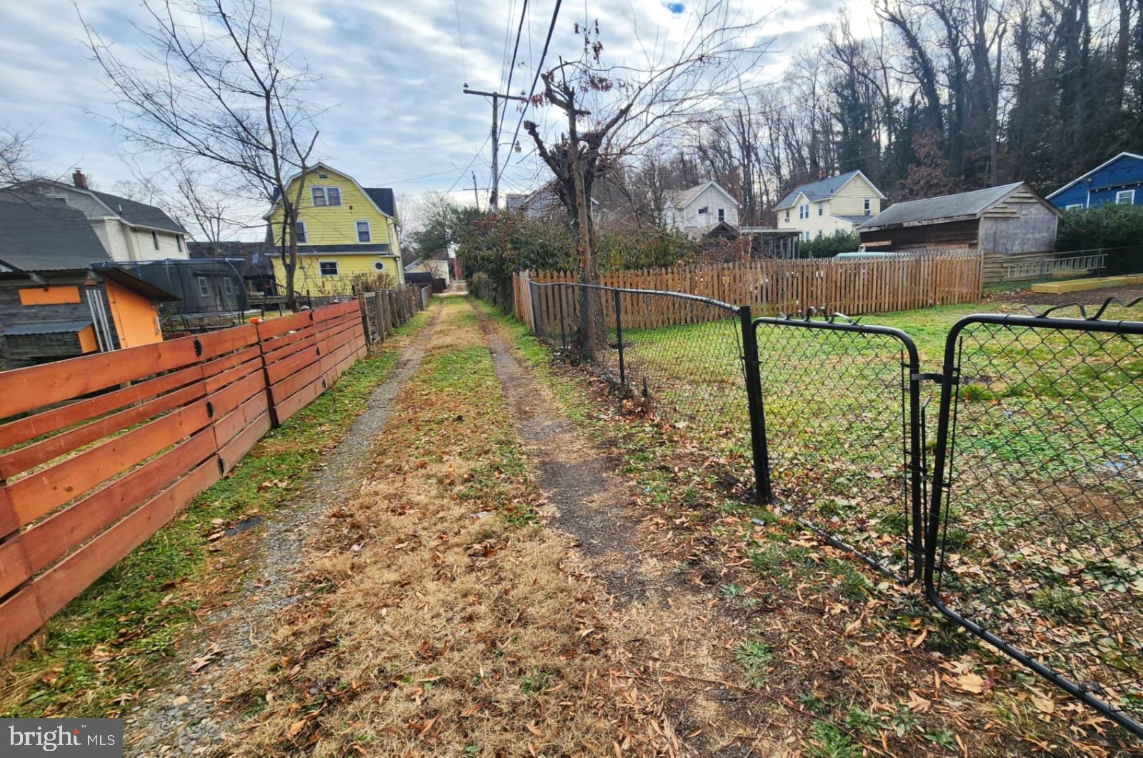 BELOW THE UNIVERSITY - Residential