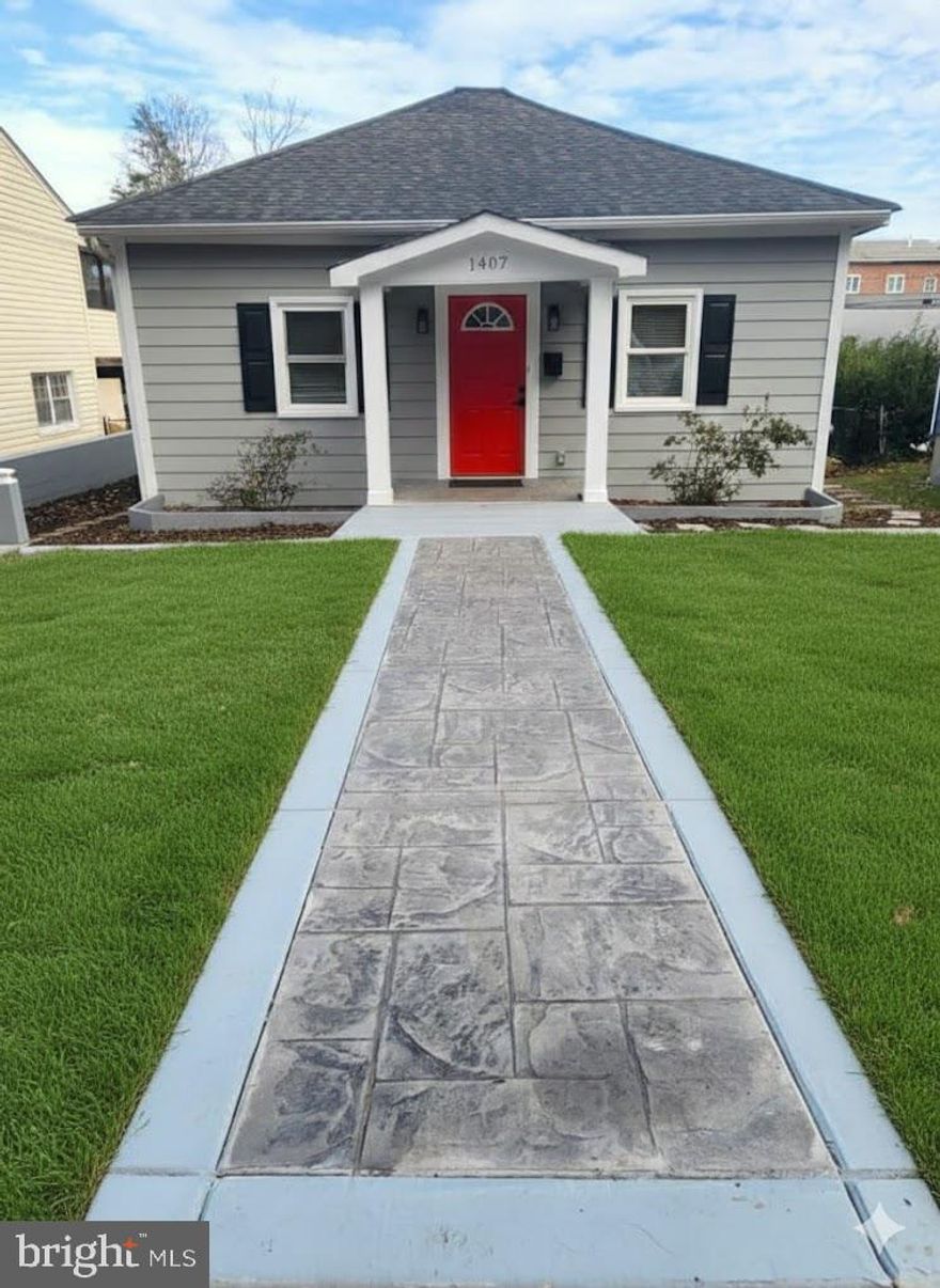 Fully Remodeled Downtown Gem – Prime Location Across from Mary Washington University.
Completely rebuilt from the ground up, this beautifully renovated 1.5-level home offers modern comfort in the heart of Downtown Fredericksburg.
Designed with an open-concept floor plan, the home features 36” wide doorways and a handicap-accessible ramp for enhanced accessibility and ease of living. Every detail has been thoughtfully updated, including brand-new flooring, roof, HVAC system, kitchen, bathrooms, appliances, and fresh interior paint. Elegant crown molding throughout adds a refined finishing touch.
The exterior is just as impressive, with a newly installed stamped concrete driveway and entrance, plus convenient rear access from the back alley.
Enjoy true walkable downtown living with immediate access to the University, local shops, cafés, restaurants, historic sites, parks, the Rappahannock River, and major commuter routes.
Move-in ready. Modern updates. Unbeatable location.