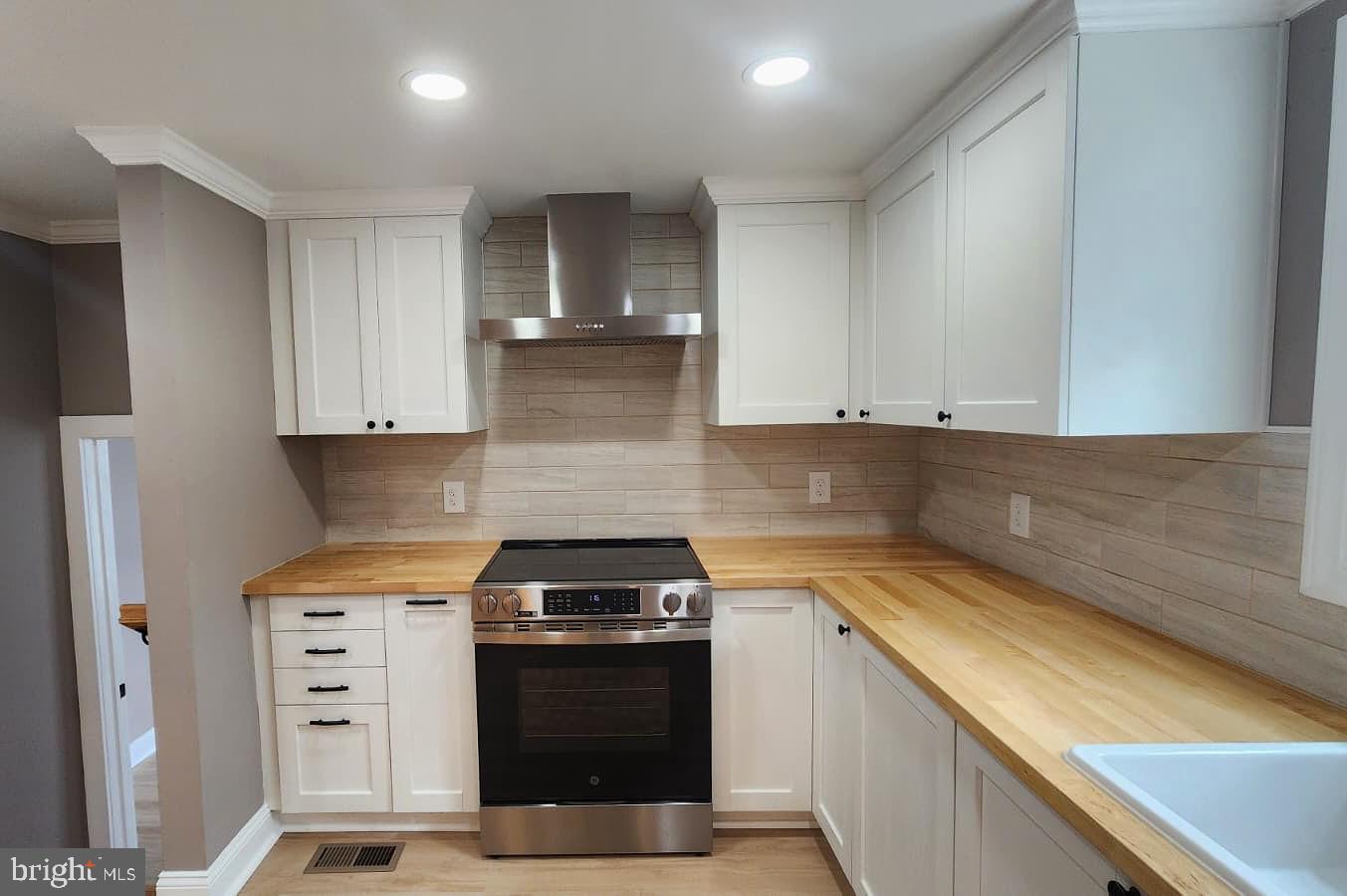 BELOW THE UNIVERSITY - Residential