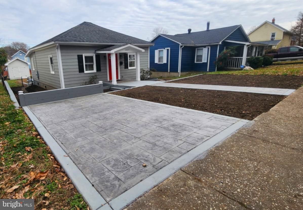 BELOW THE UNIVERSITY - Residential