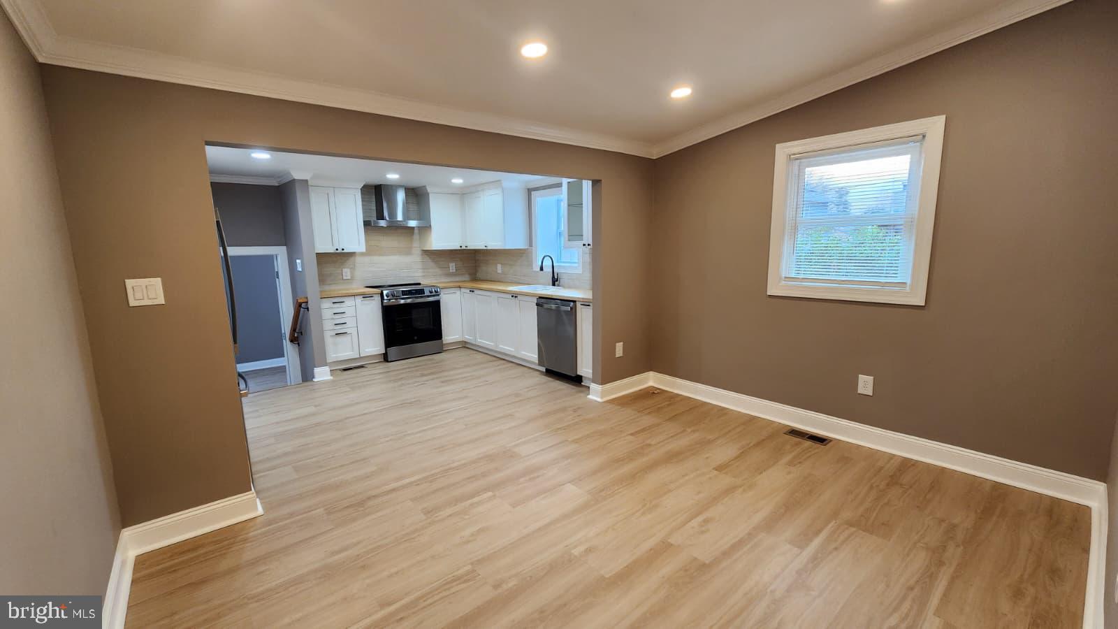 BELOW THE UNIVERSITY - Residential