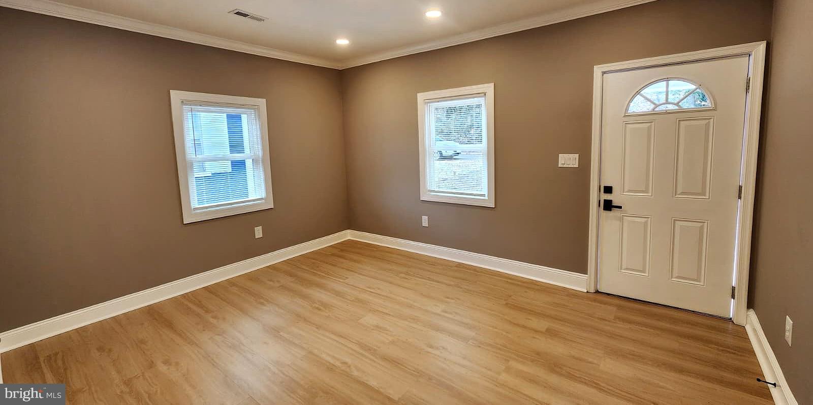 BELOW THE UNIVERSITY - Residential