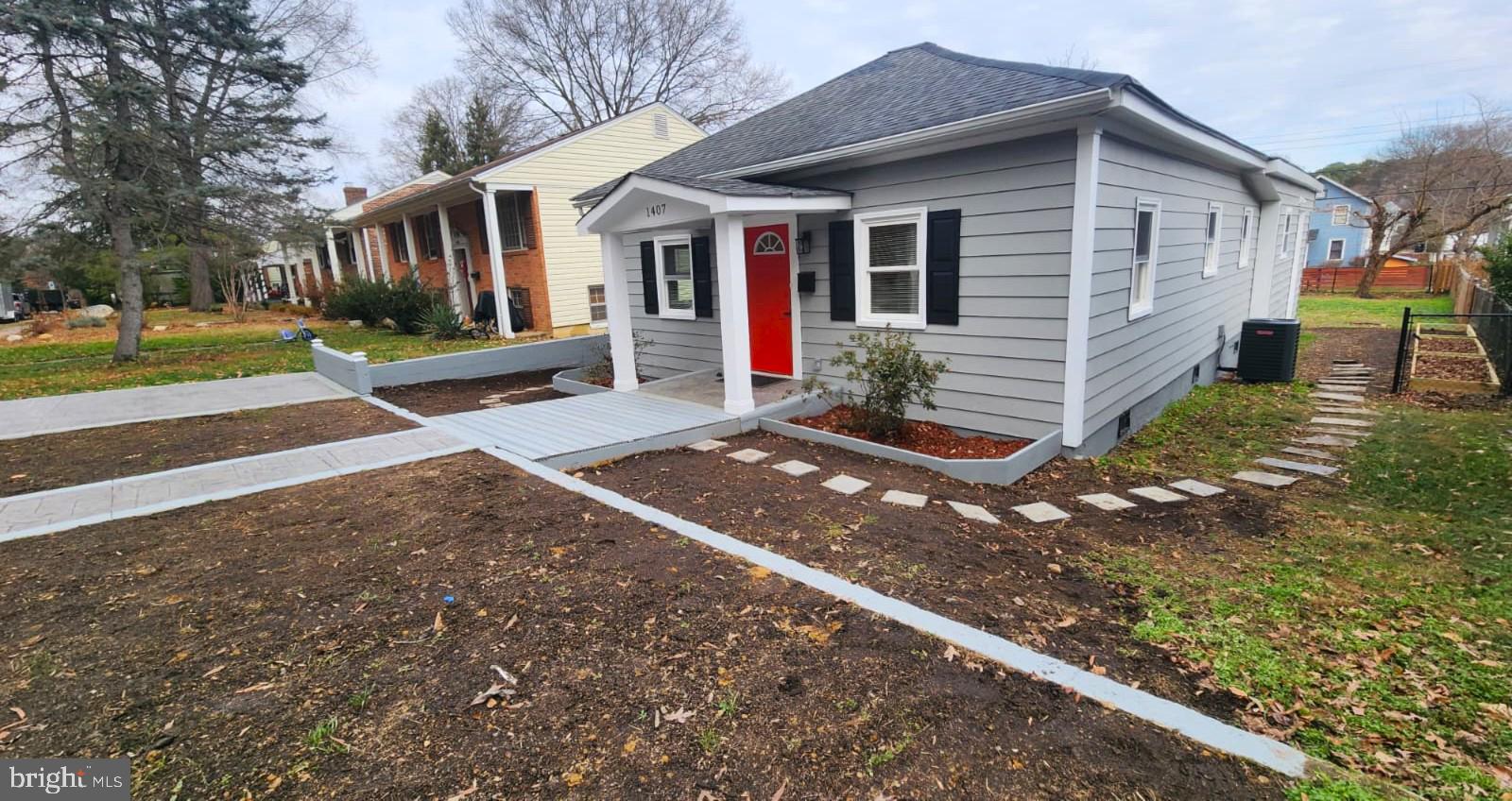 BELOW THE UNIVERSITY - Residential