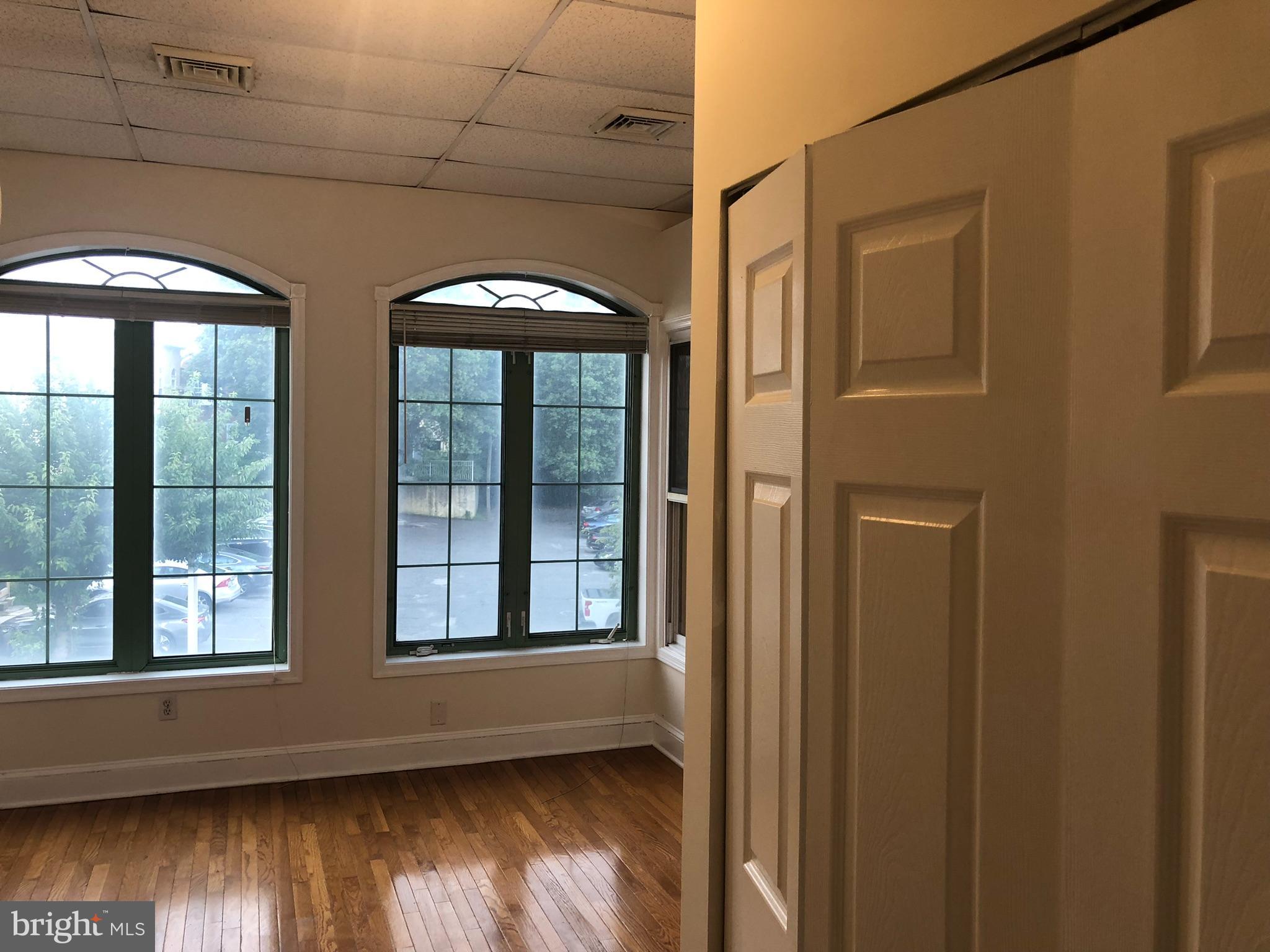 1003 1/2 W LANCASTER AVENUE