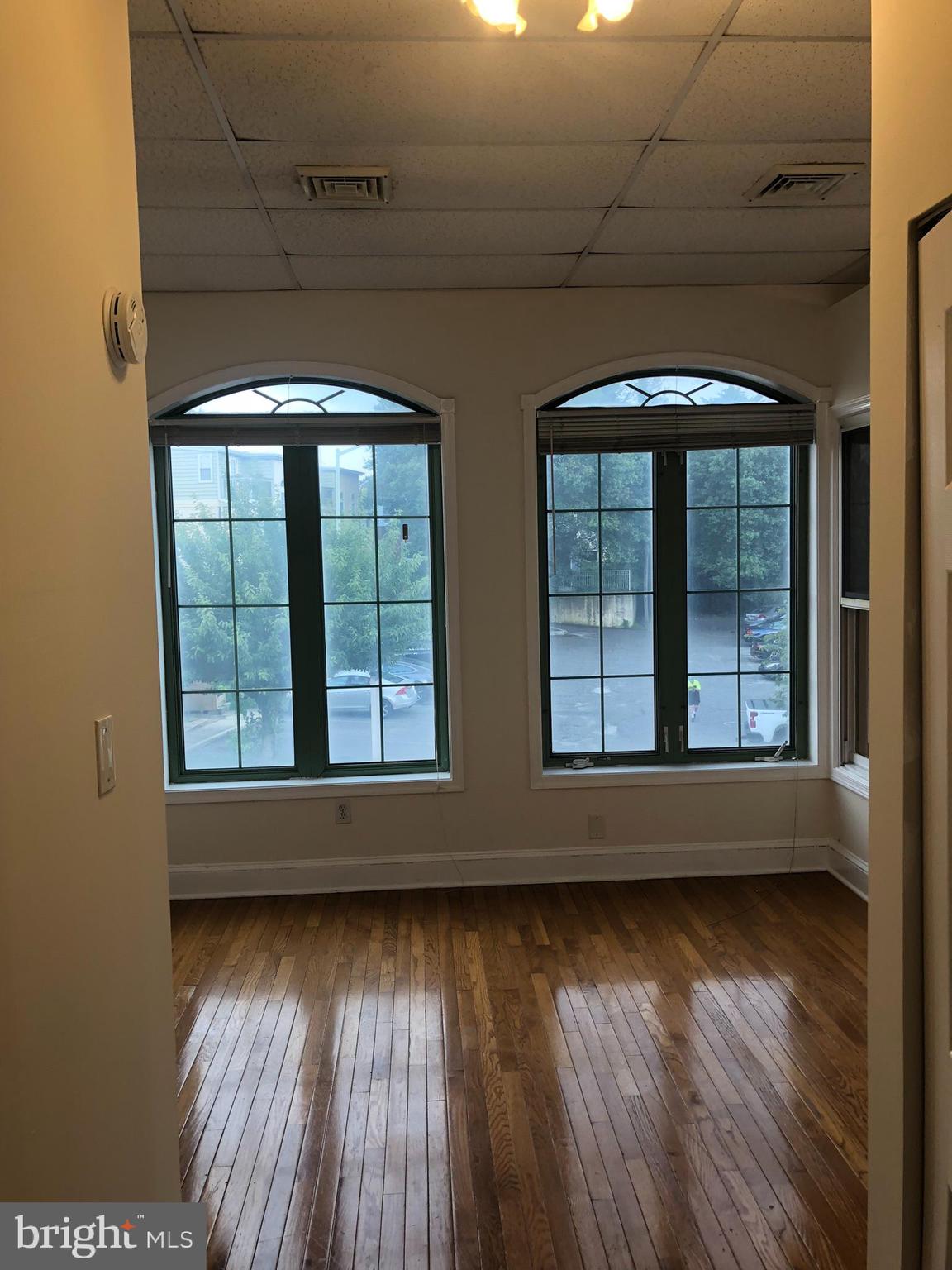 1003 1/2 W LANCASTER AVENUE