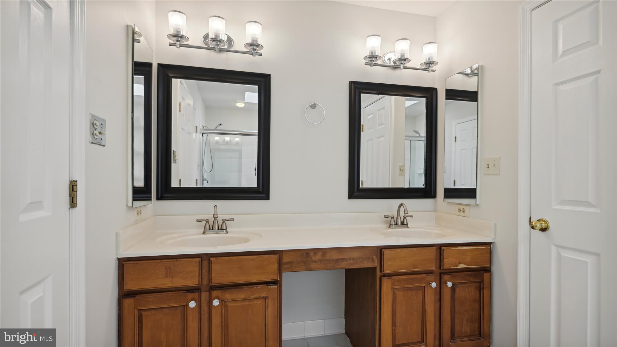 ROSE HILL FALLS - Residential Lease