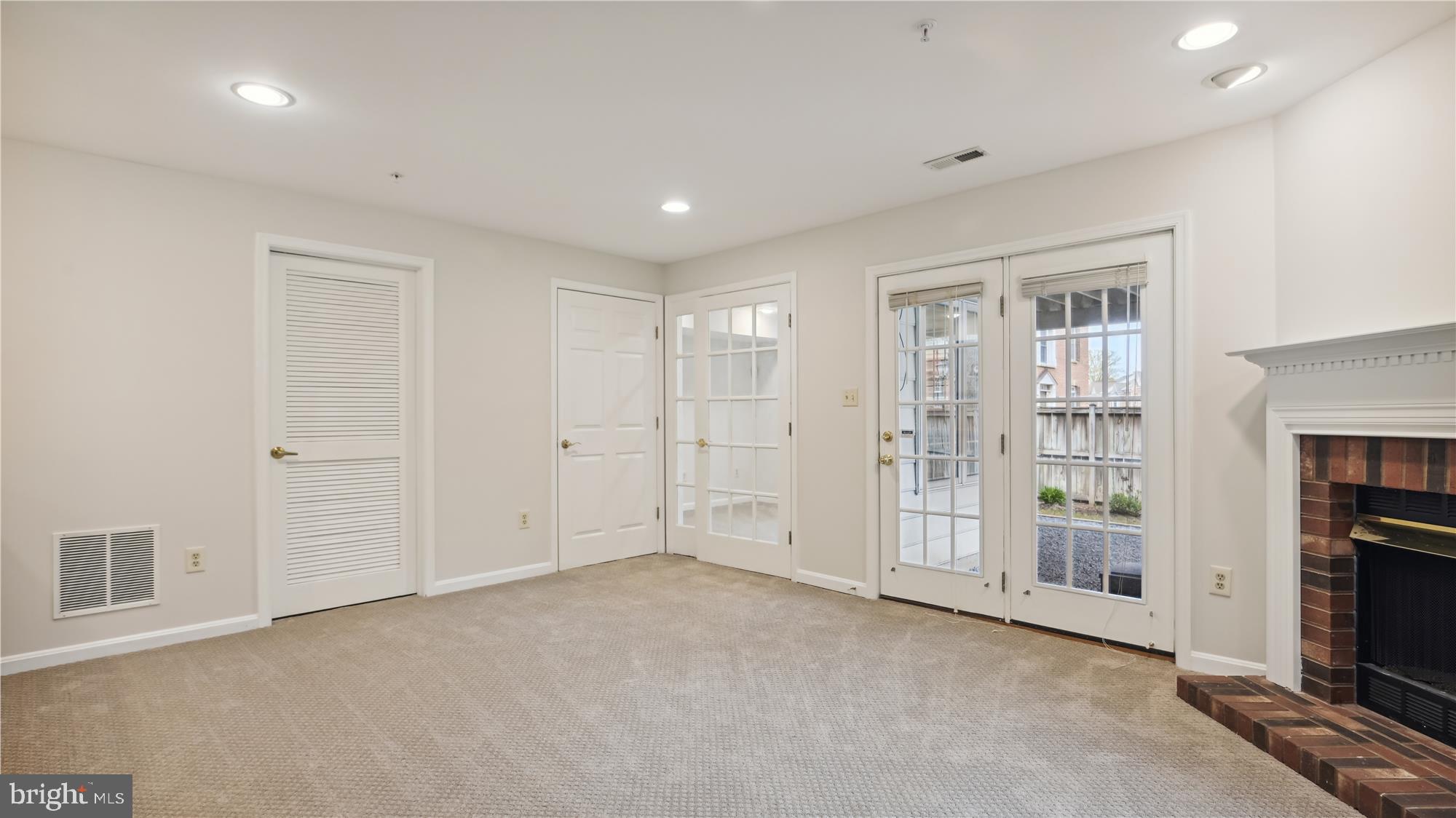 ROSE HILL FALLS - Residential Lease