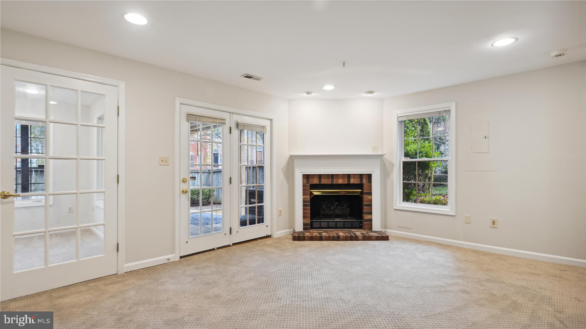 ROSE HILL FALLS - Residential Lease