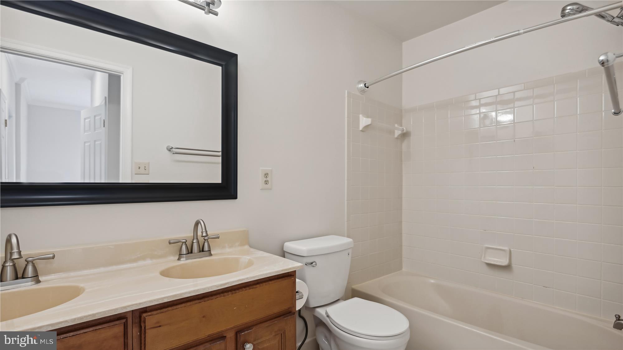 ROSE HILL FALLS - Residential Lease