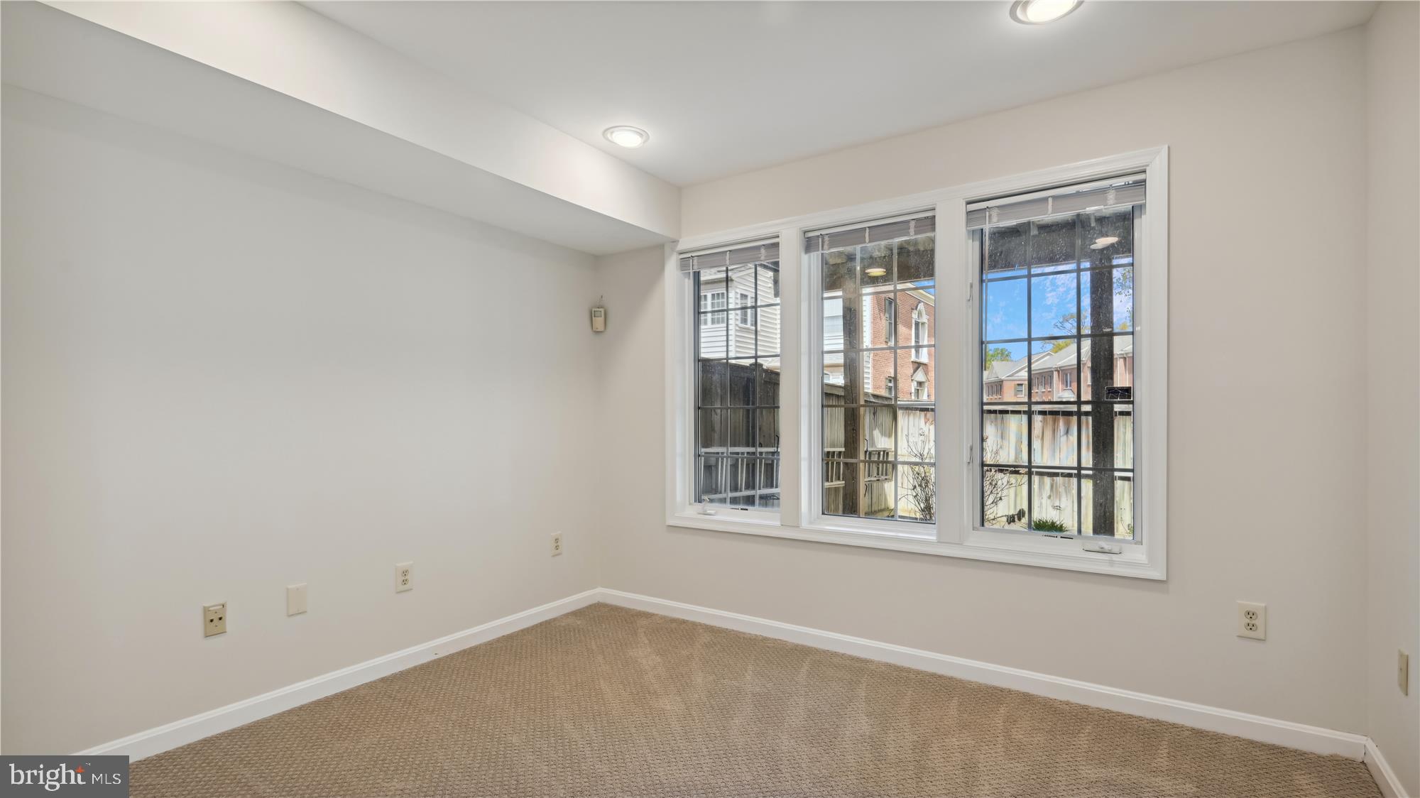 ROSE HILL FALLS - Residential Lease