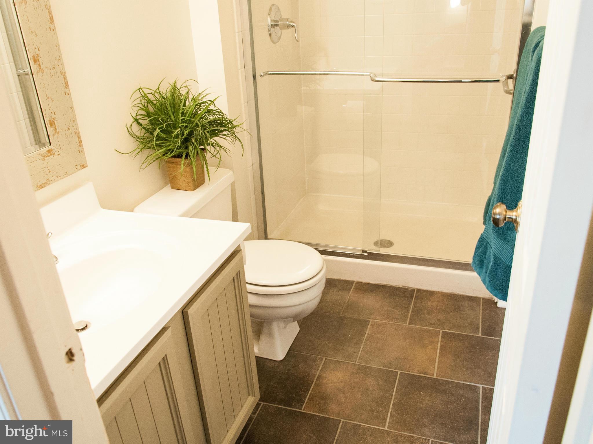 D EVEREUX WEST - Residential Lease