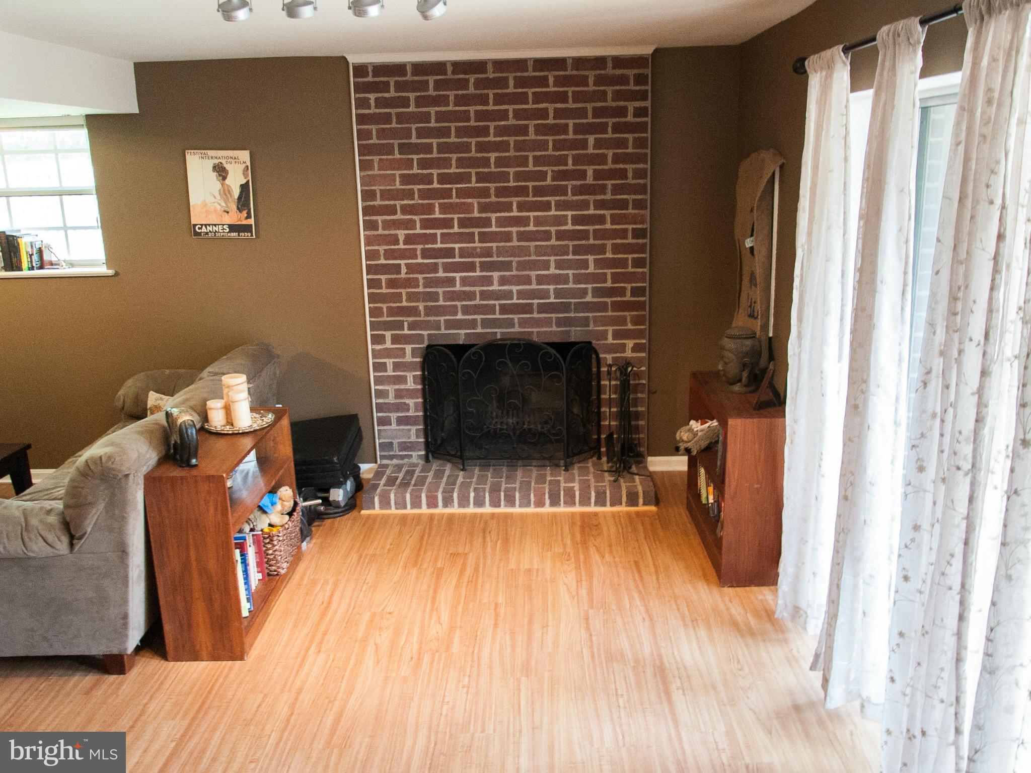 D EVEREUX WEST - Residential Lease