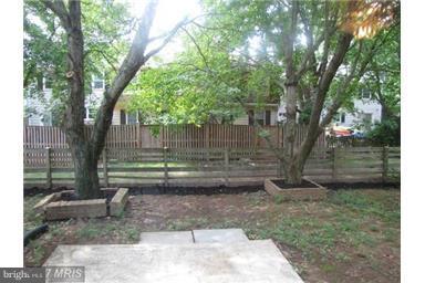 COURTS OF CHANDON - Residential Lease