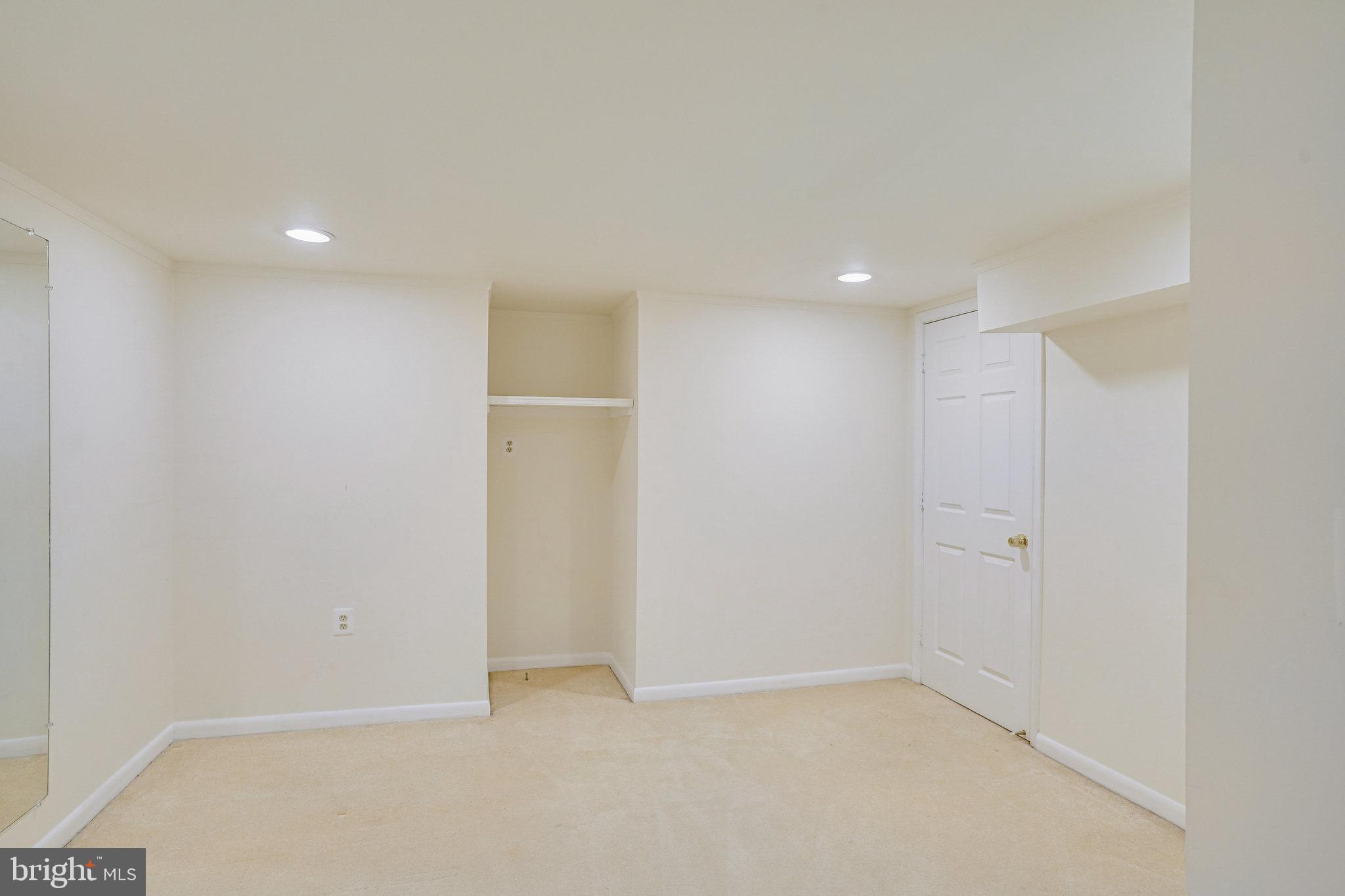 FOUR SEASONS - Residential