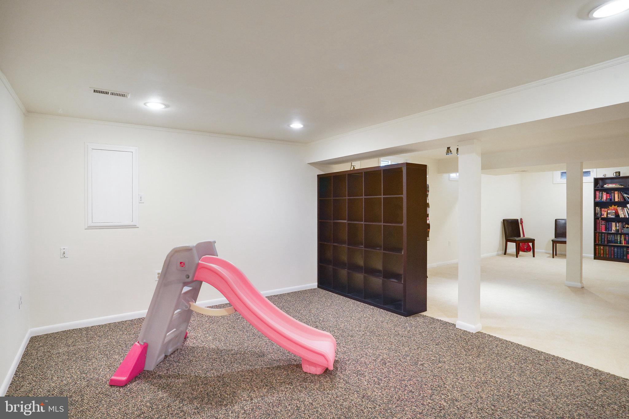 FOUR SEASONS - Residential