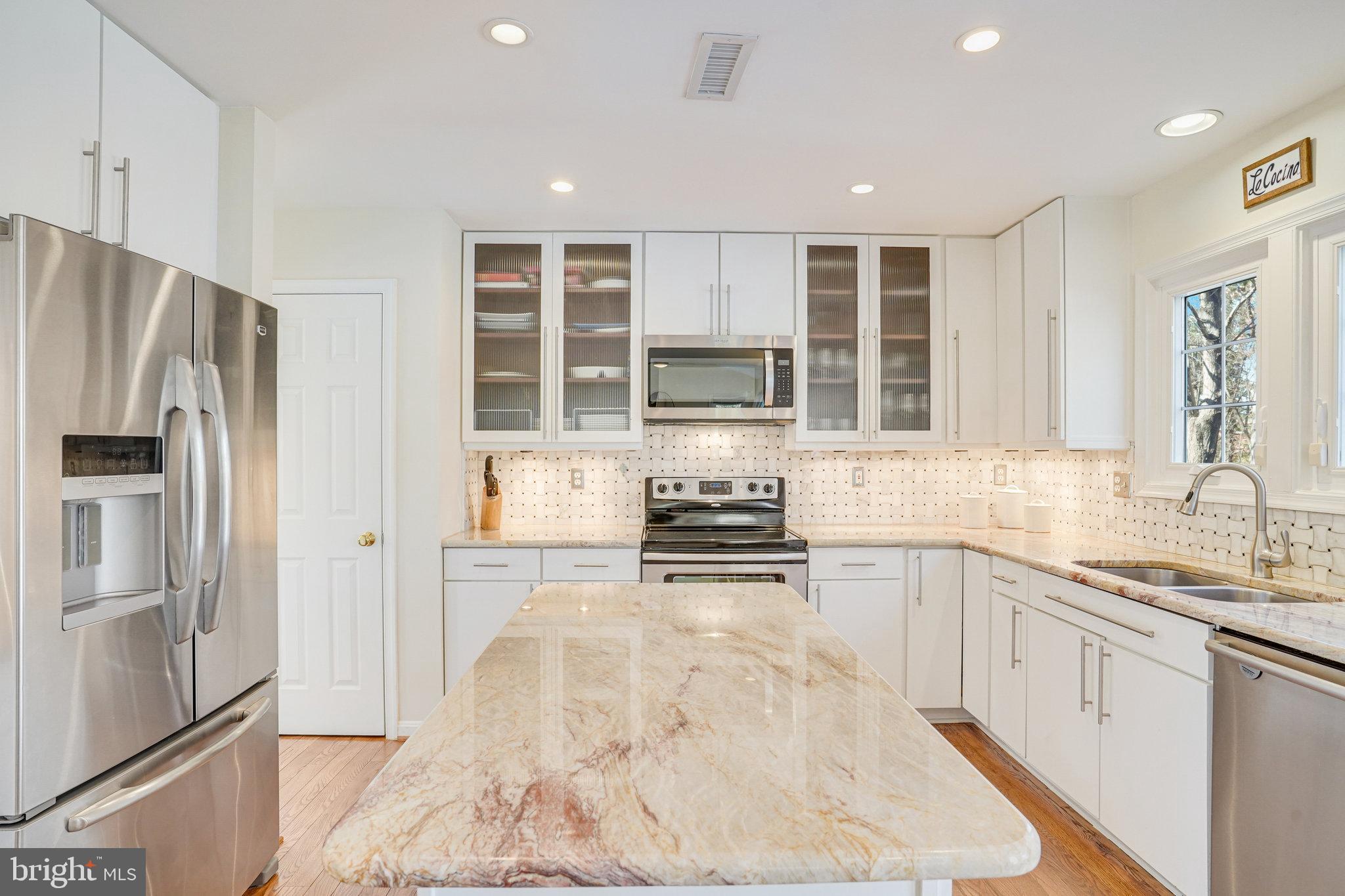 FOUR SEASONS - Residential